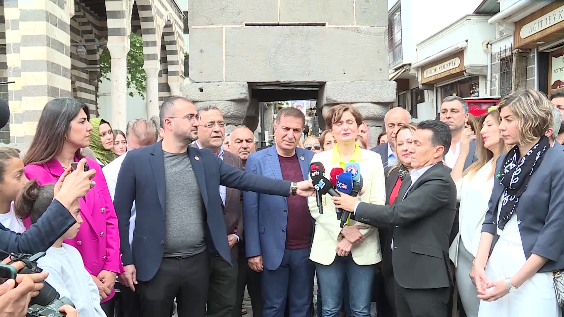 CANAN KAFTANCIOĞLU, TAHİR ELÇİ'NİN ÖLDÜRÜLDÜĞÜ DÖRT AYAKLI MİNARE ÖNÜNDE AÇIKLAMA YAPTI: "ADALET, EŞİTLİK, ÖZGÜRLÜK ARAYIŞINI ONLARDAN ÖĞRENDİĞİMİZ GİBİ SÜRDÜRECEĞİZ"