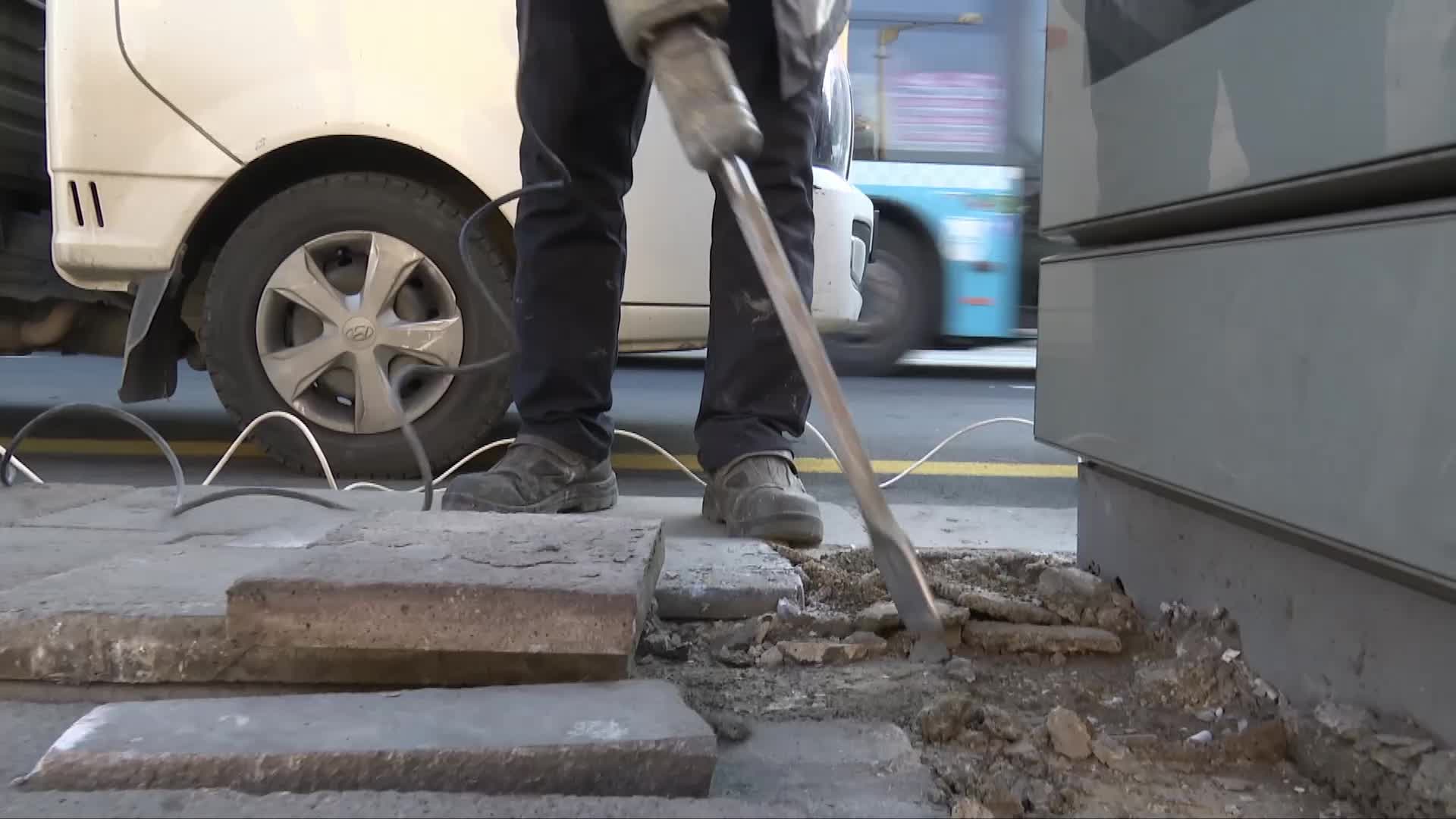 ANKARA BÜYÜKŞEHİR BELEDİYESİ’NİN YENİ NESİL AKILLI OTOBÜS DURAKLARININ MONTAJI DEVAM EDİYOR