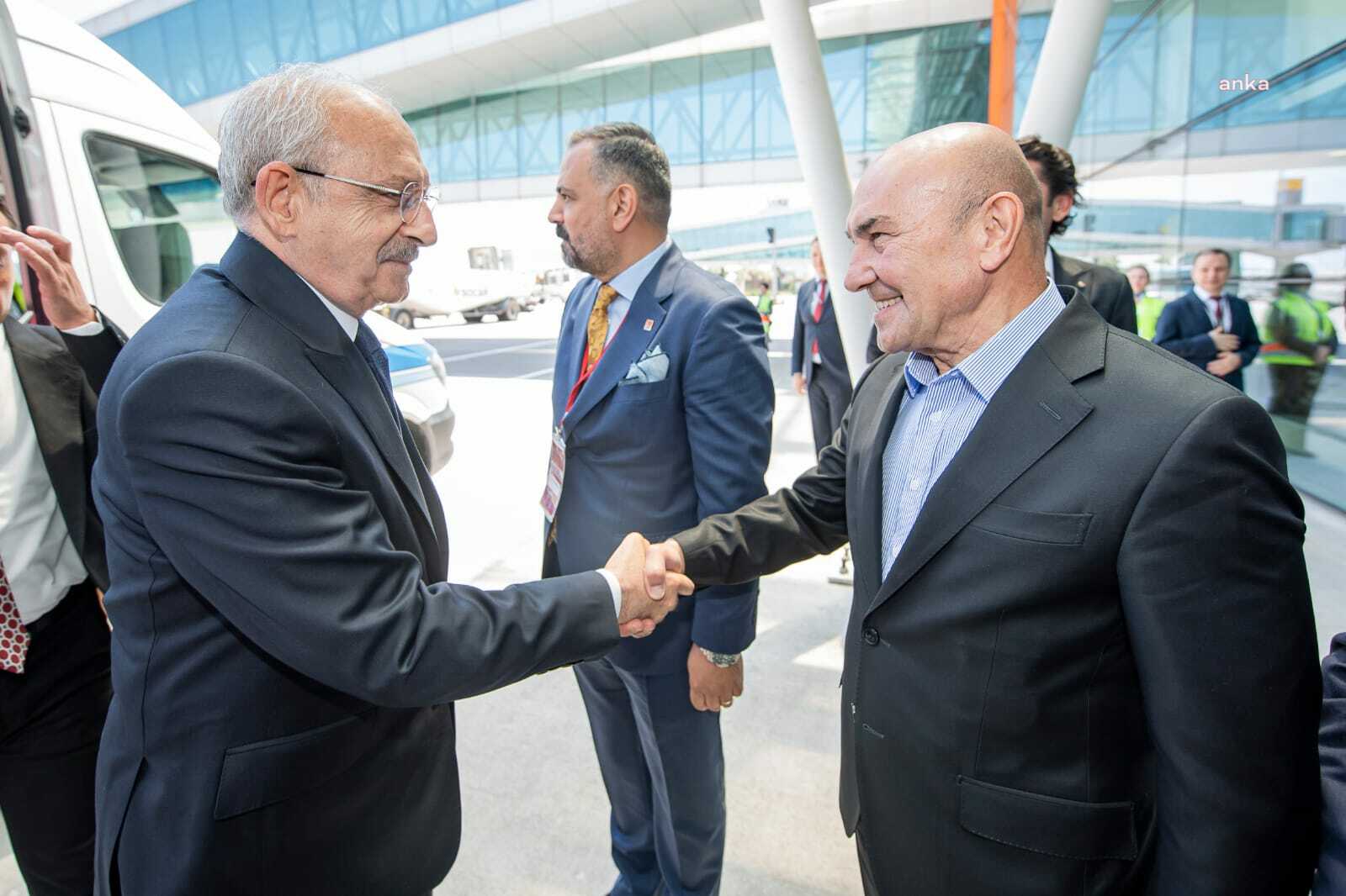 İZMİR MİTİNGİ İÇİN KENTE GELEN KILIÇDAROĞLU’NU HAVALİMANINDA TUNÇ SOYER KARŞILADI