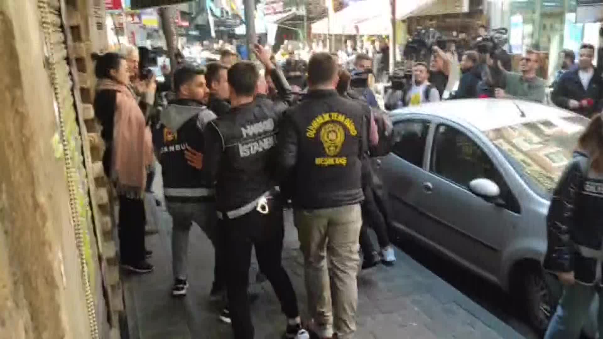 BEŞİKTAŞ'TAN TAKSİM'E ÇIKMAYA ÇALIŞAN GRUBA POLİS MÜDAHALE ETTİ, GÖZALTILAR VAR