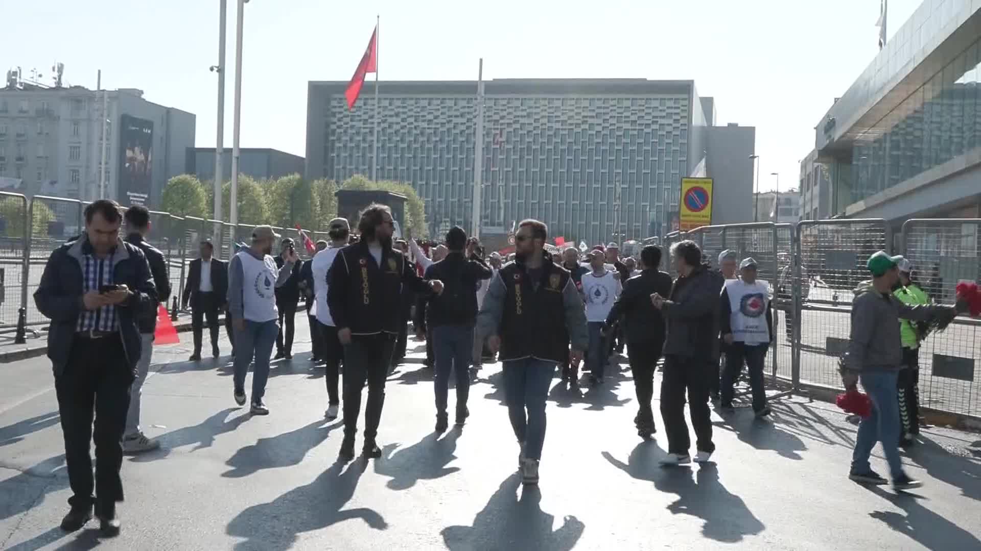 HAK-İŞ, 1 MAYIS DOLAYISIYLA TAKSİM CUMHURİYET ANITI'NA ÇELENK BIRAKTI: "MİLLİ GELİRDEN HAK ETTİĞİMİZ PAYI ALMAK İSTİYORUZ"