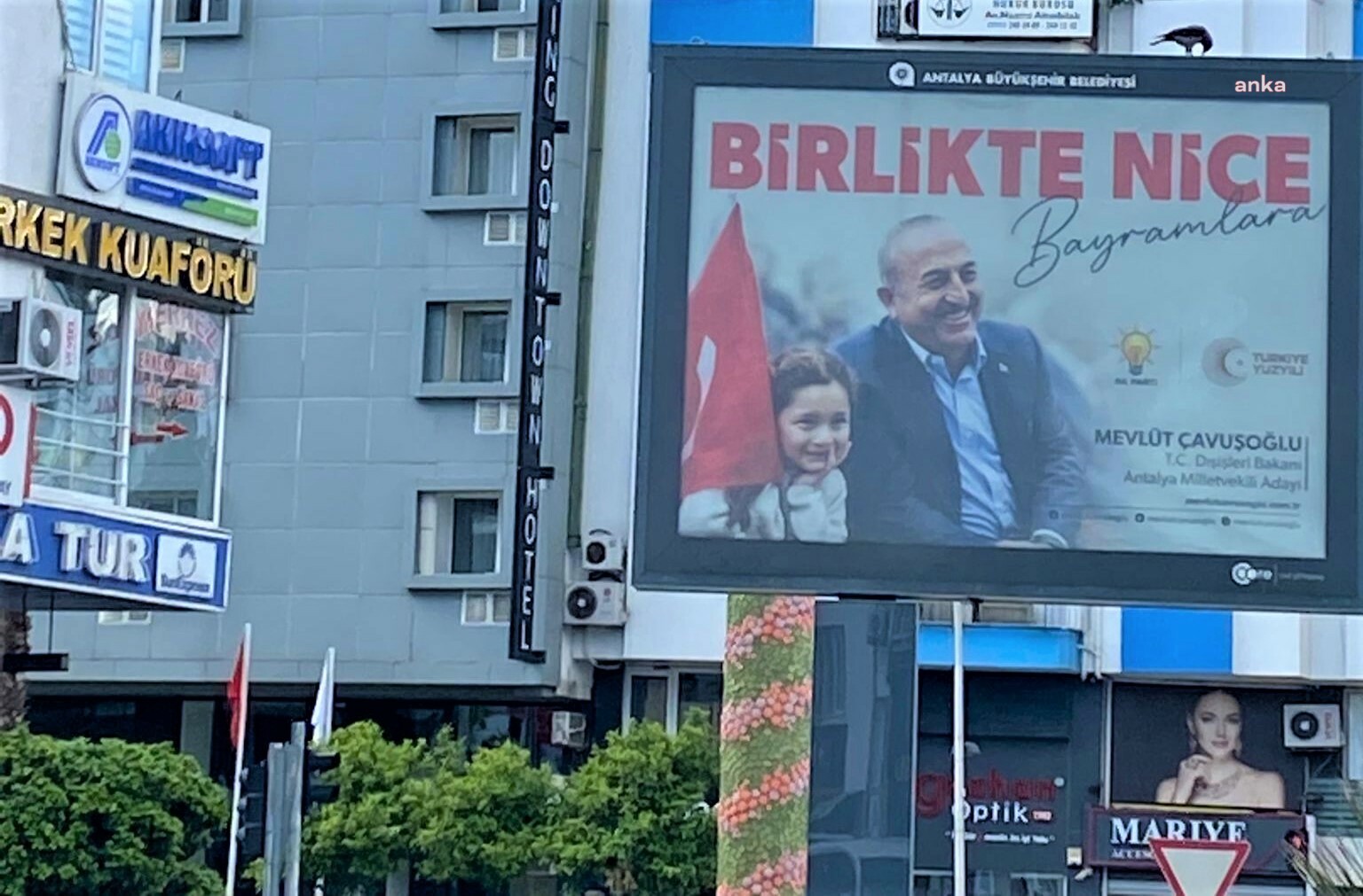 İLÇE SEÇİM KURULU, AKP ANTALYA MİLLETVEKİLİ ADAYI MEVLÜT ÇAVUŞOĞLU’NUN SEÇİM KANUNU'NU İHLAL EDEN TÜRK BAYRAKLI GÖRSELİNİN KALDIRILMASINA KARAR VERDİ