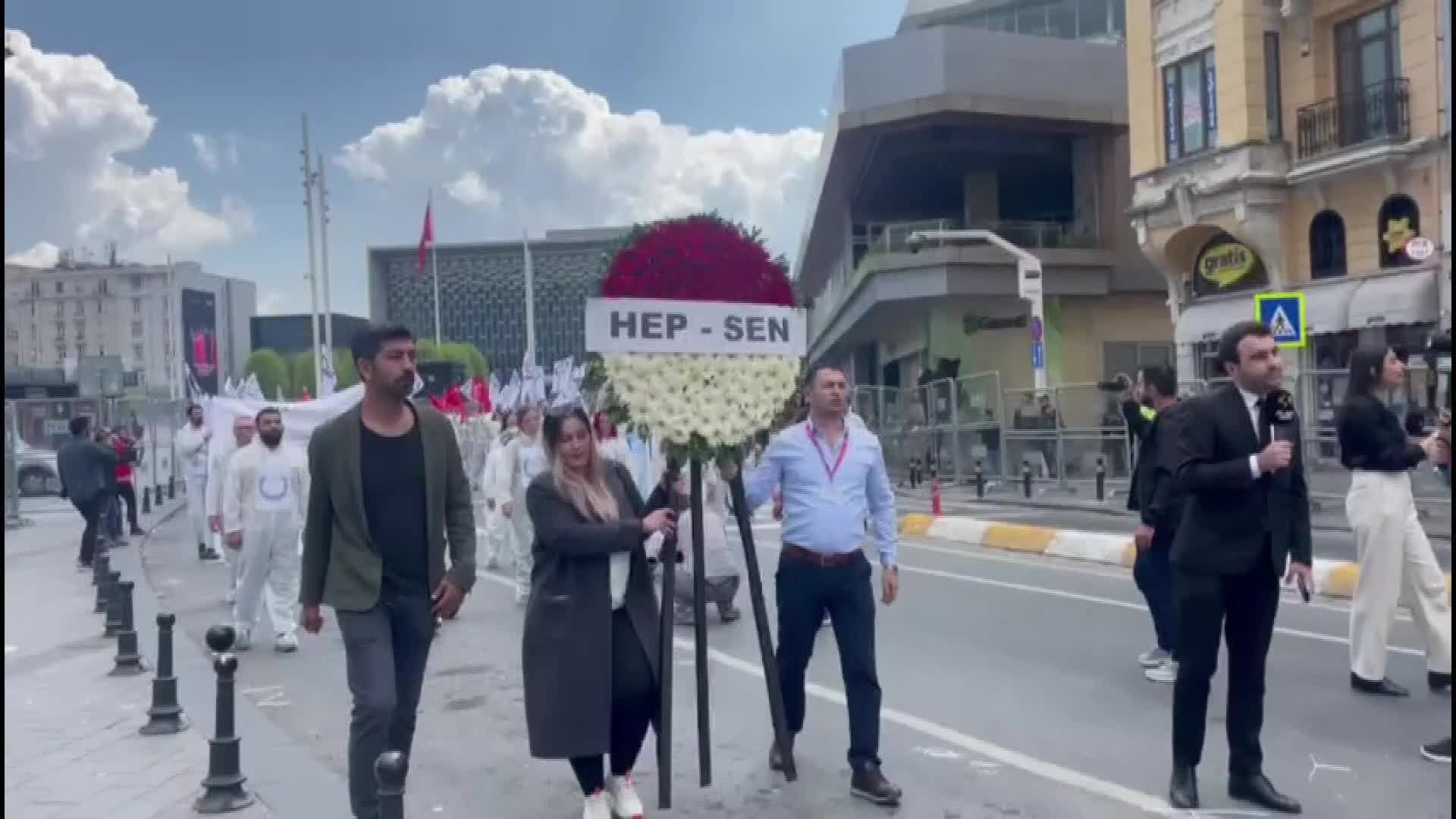 HEP-SEN TAKSİM'DE SAĞLIKTA ŞİDDETE DİKKAT ÇEKTİ VE SAĞLIK SİSTEMİNİN HASTALIĞINI SİMGELEYEN REÇETE AÇTI