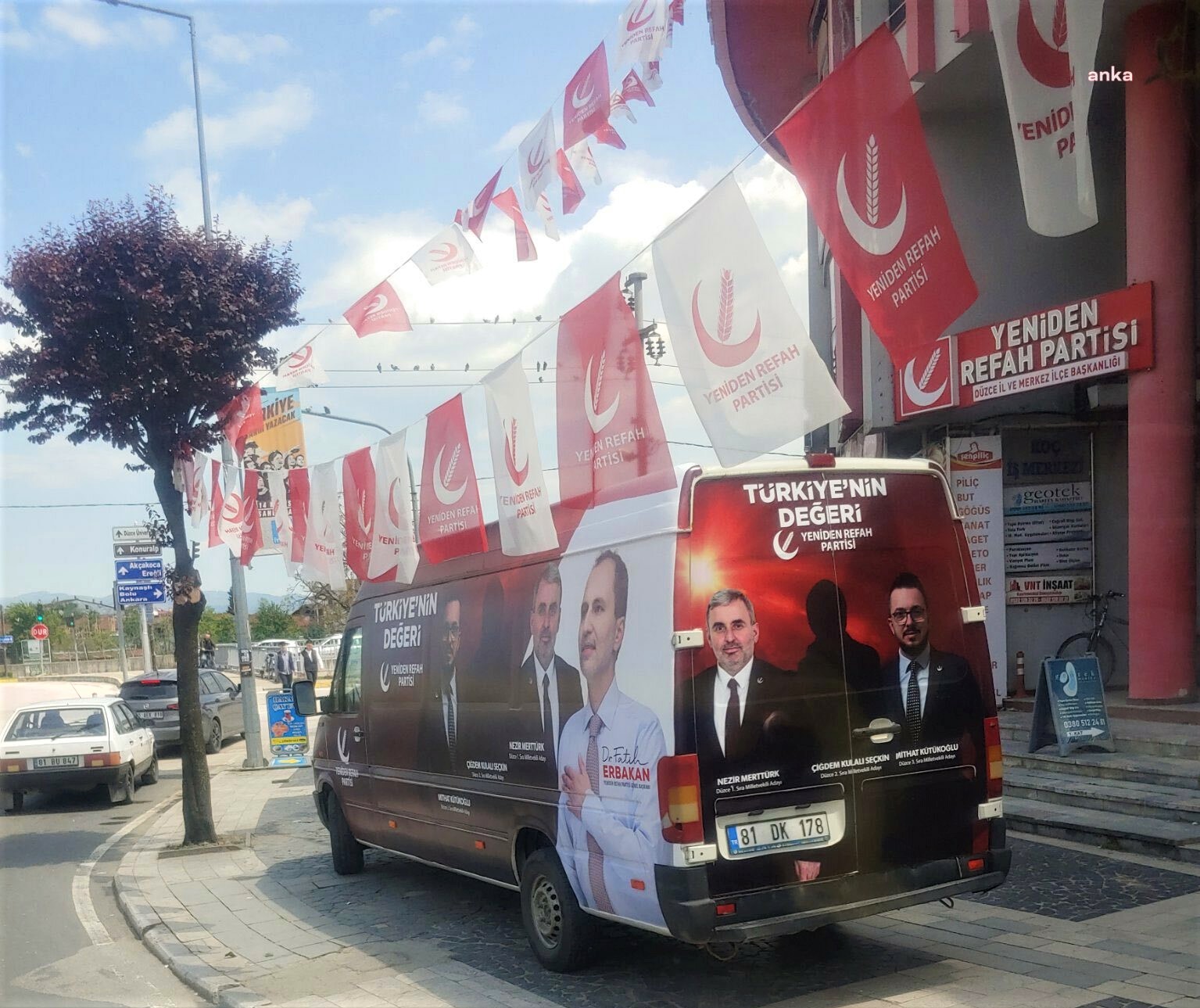YENİDEN REFAH PARTİSİ, SEÇİM ARACINDA KADIN MİLLETVEKİLİ ADAYININ GÖRSELİNİ KARARTTI