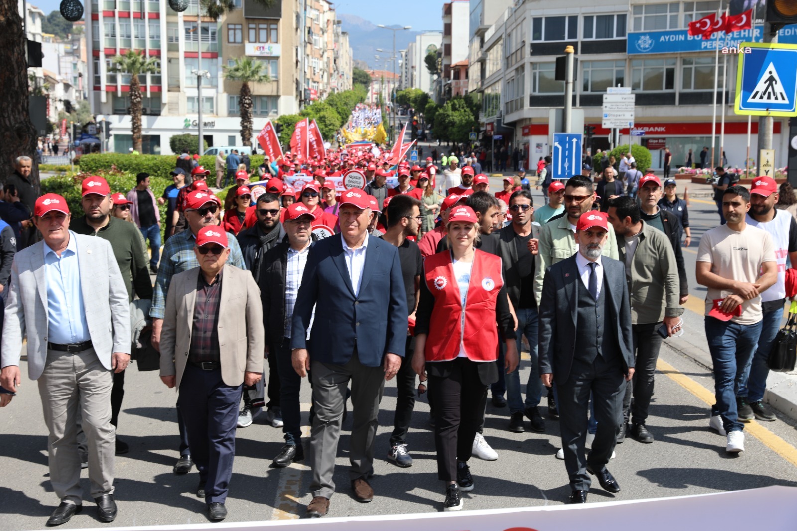 EFELER’DE 1 MAYIS EMEK VE DAYANIŞMA GÜNÜ KUTLANDI