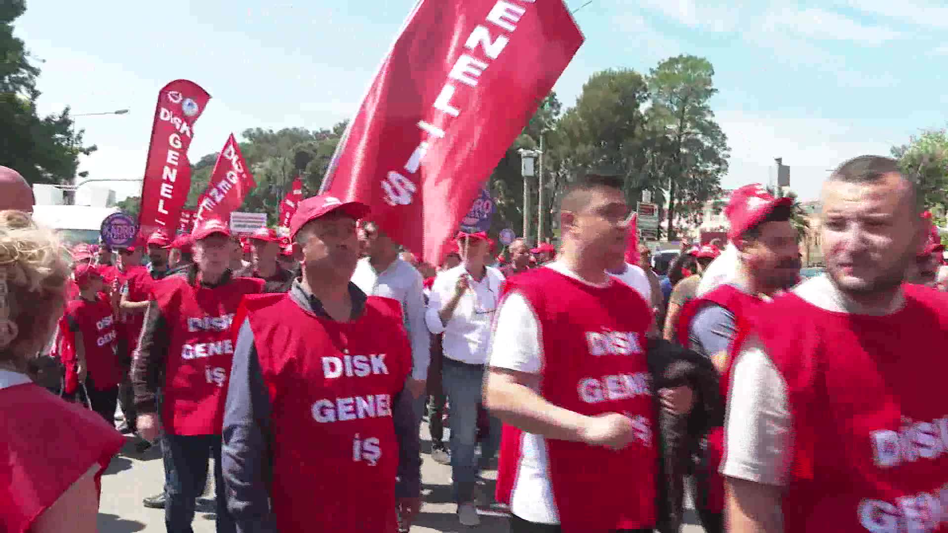 TUNÇ SOYER, 1 MAYIS KUTLAMALARINDA KONUŞTU: "O ZORBALAR TIPIŞ TIPIŞ GİDECEKLER"