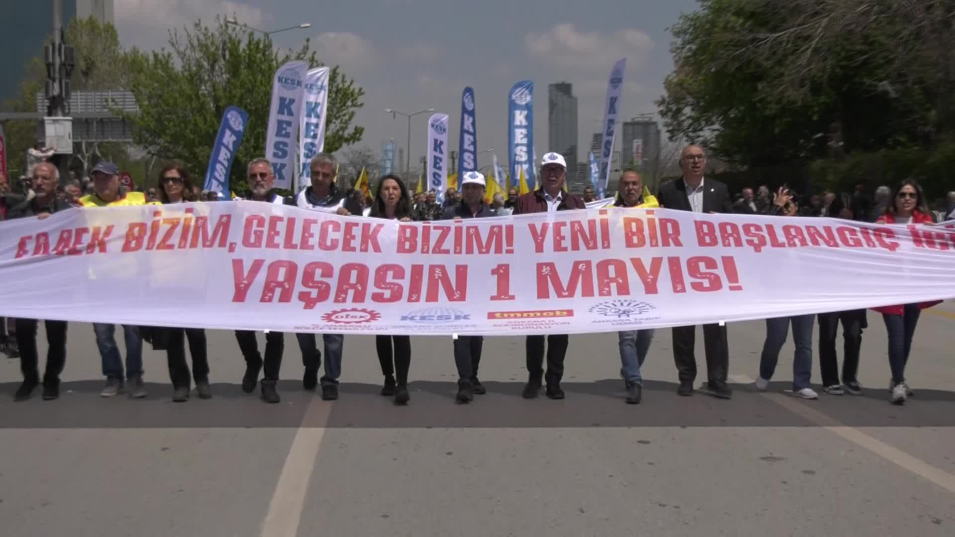 EMEKÇİLER 1 MAYIS'TA ANKARA TANDOĞAN’DA BİR ARAYA GELDİ: “BİRİSİ KURU EKMEĞİ ÇÖPTEN BULUYOR. KİMİSİ BALLA KAYMAKLA YAŞIYOR. BU VİCDAN MI?”