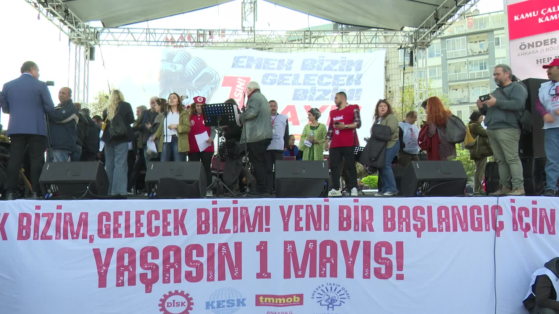 ANKARA'DA EMEKÇİLER 1 MAYIS'I TANDOĞAN'DA KUTLADI...KESK ŞUBELER PLATFORMU SÖZCÜSÜ HÜSEYİN KÖKLÜ: “GÜN ŞİKAYET ETME GÜNÜ DEĞİL; BU DÜZEN YA DEĞİŞECEK YA DEĞİŞECEK”