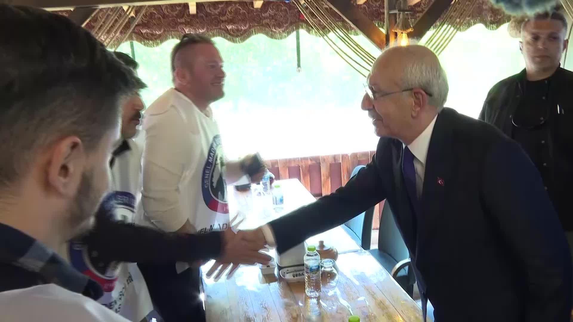 KILIÇDAROĞLU’NDAN DEPREM BÖLGESİNDE ARAMA-KURTARMA ÇALIŞMALARINA KATILAN MADENCİLERE TEŞEKKÜR ZİYARETİ: “SİZİN BU ÇALIŞMALARINIZ TOPLUMUN HER KESİMİ TARAFINDAN TAKDİRLE KARŞILANDI. BUNUN PARTİ AYRIMI YOK”