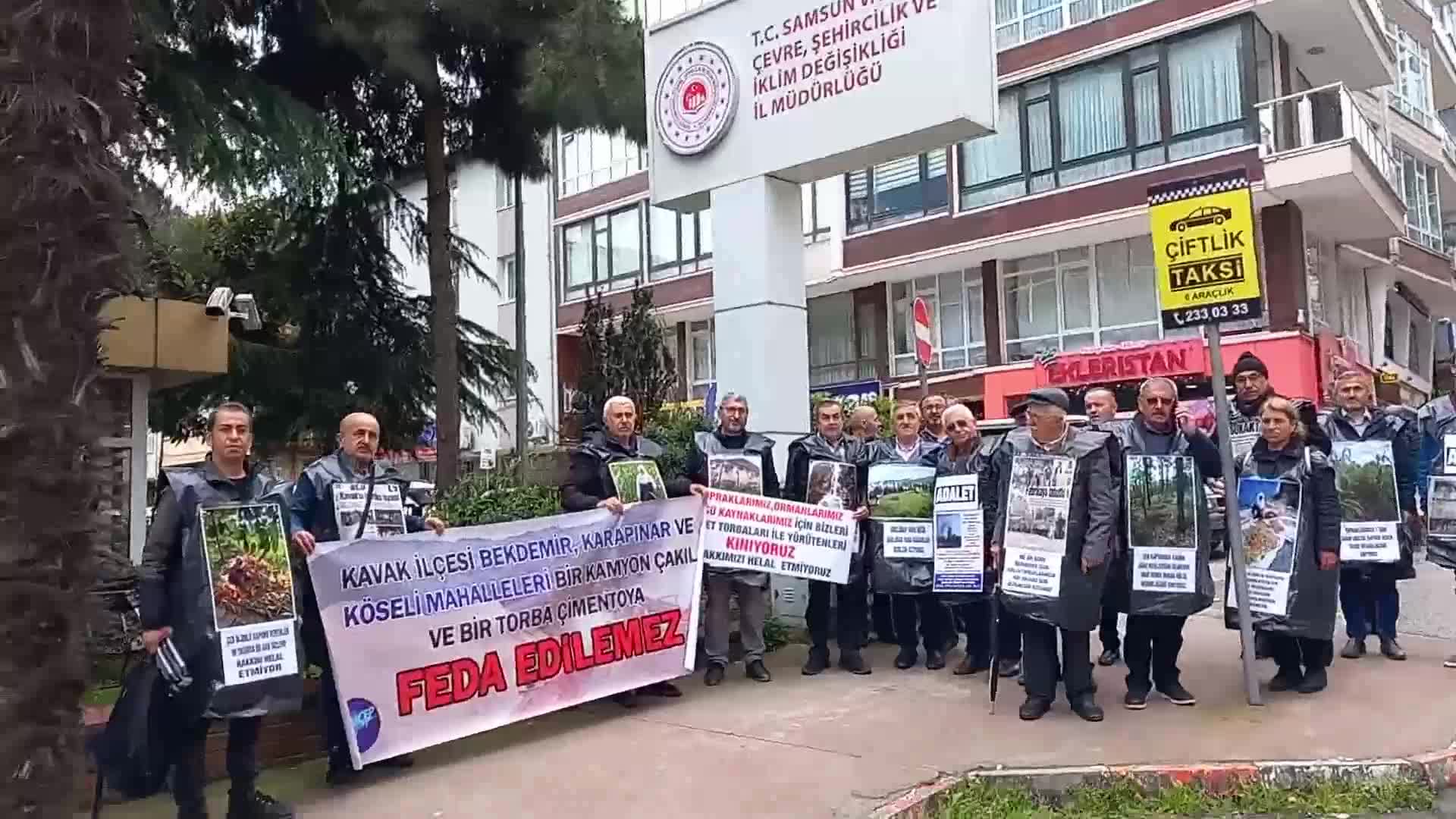 SAMSUN’DA KÖYLERİNE TAŞ OCAĞI YAPILMASINA TEPKİ GÖSTEREN KÖSELİ KÖYLÜLERİ 1 MAYIS KUTLAMALARINA SİYAH POŞET GİYEREK KATILDI