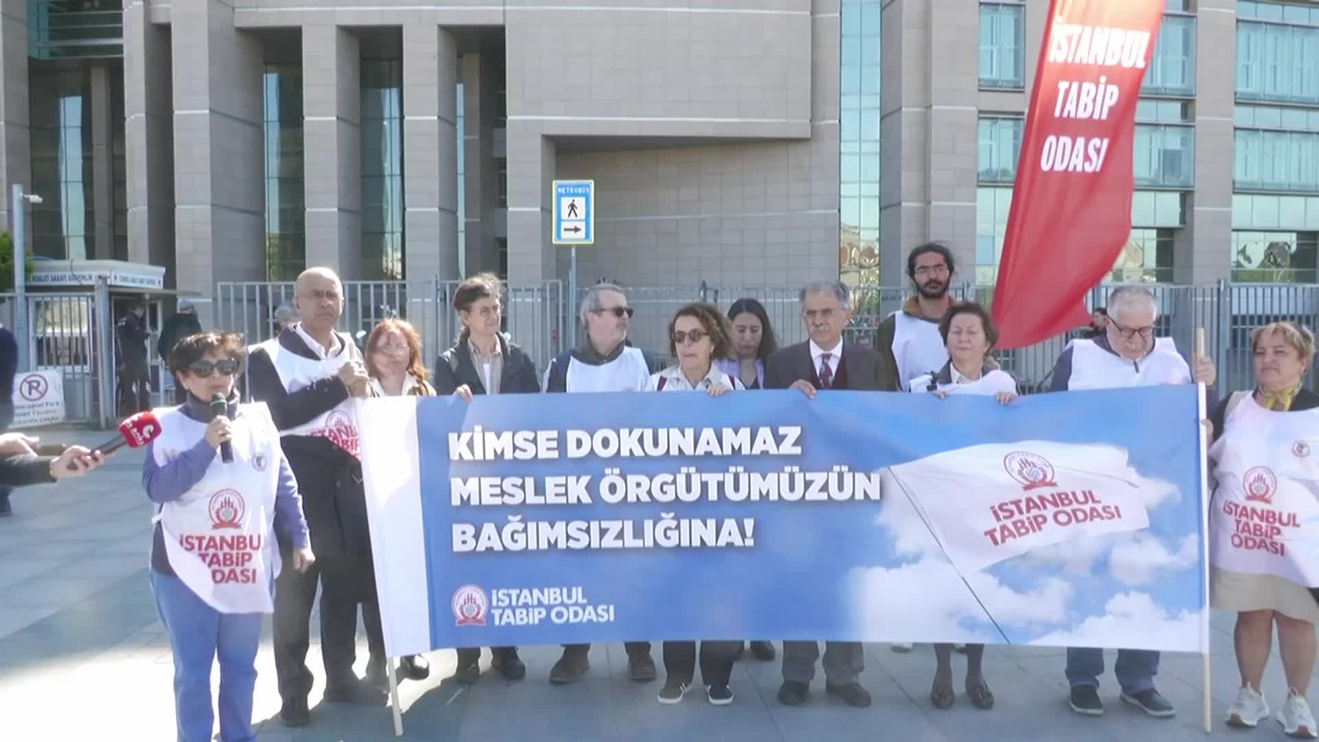 ESKİ İTO YÖNETİCİLERİ HAKİM KARŞISINA ÇIKTI… PINAR SAİP: “SAVCILIĞA ŞİKÂYET EDEN REKTÖR, CUMHURBAŞKANLIĞI BAŞDANIŞMANI VE AK PARTİ’DEN ADAY OLDU”
