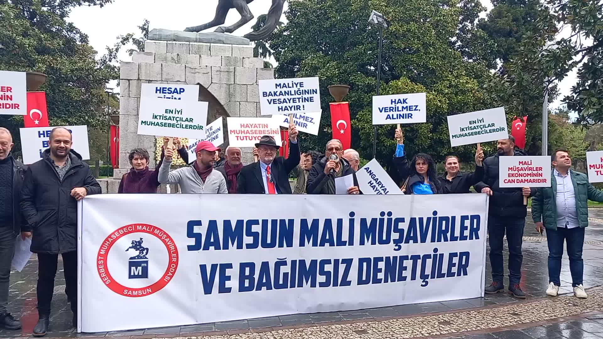SAMSUN'DA SERBEST MUHASEBECİ MALİ MÜŞAVİRLER EYLEM YAPTI: "HEP ARTAN İŞ YÜKÜNE MARUZ KALMAKTAYIZ"