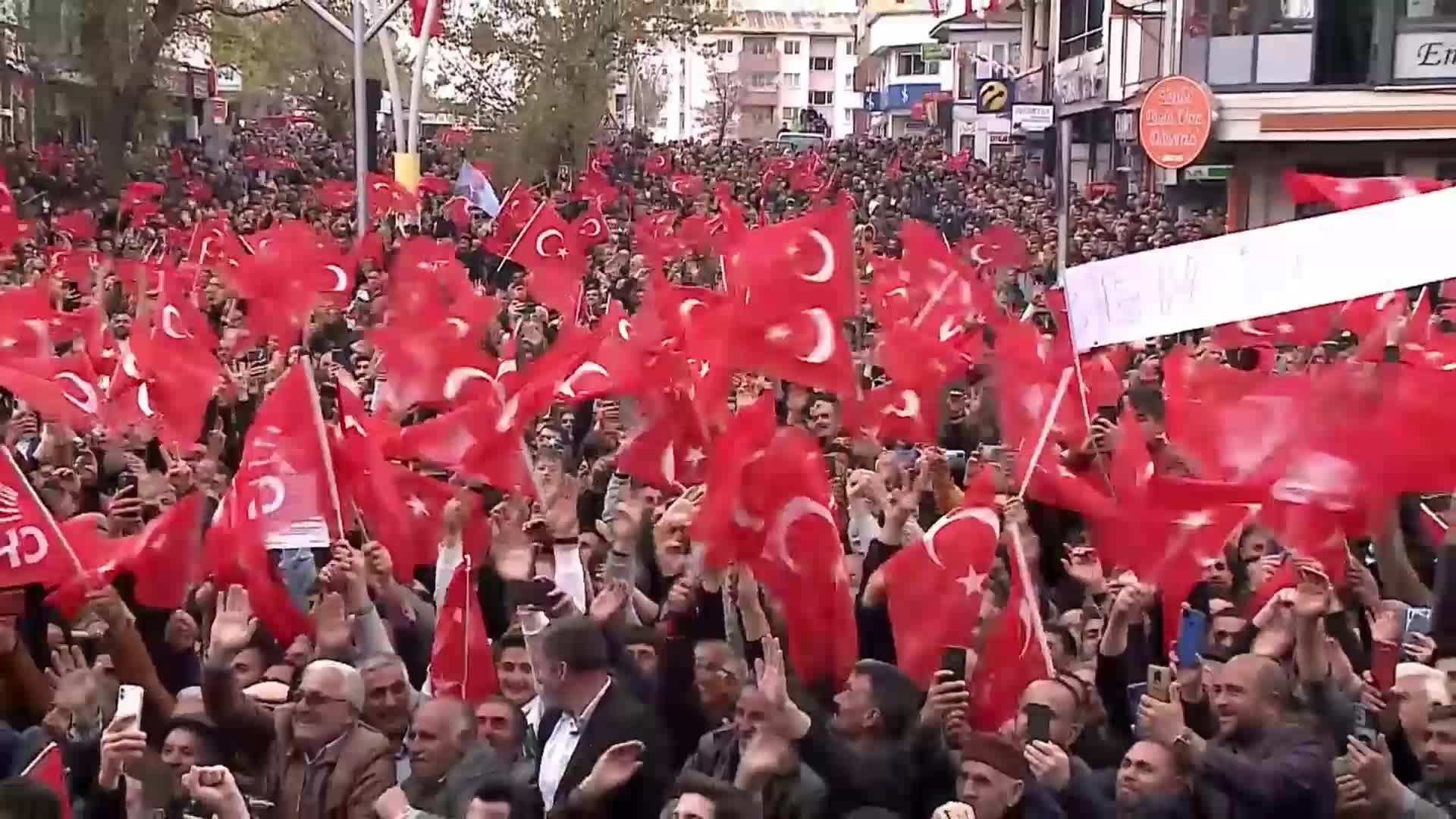 KEMAL KILIÇDAROĞLU: "BİRİLERİ PARALARI GÖTÜRECEK, MANHATTAN’DA GÖKDELENLER DİKECEK, CLAY’İN ÇİFTÇİLİĞİNİ ALACAK, BAY KEMAL DE BUNU SEYREDECEK. YEMEZLER SON KURUŞUNA KADAR GETİRECEĞİM"