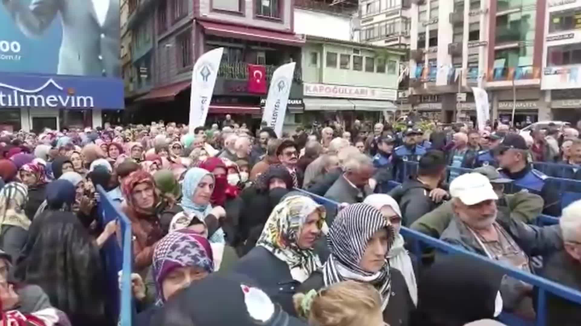 RİZE BELEDİYESİ VE RİZE ZİRAAT ODASI ÜCRETSİZ ATA TOHUMU DAĞITTI, TOHUM ALAMAYAN YURTTAŞLAR TEPKİ GÖSTERDİ