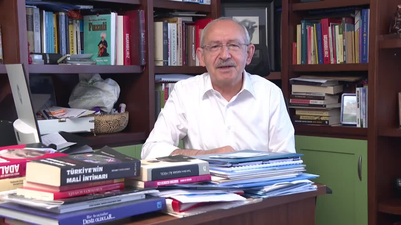 KILIÇDAROĞLU: “SIĞINMACI KONUSU, ASLA AMA ASLA IRKÇI BİR ZEMİNE TAŞINMAYACAK. SORUN ZATEN, BİR IRK SORUNU DEĞİL. BİZİM SIĞINMACI SORUNUMUZ, TEMELDE BİR KAYNAK SORUNU”