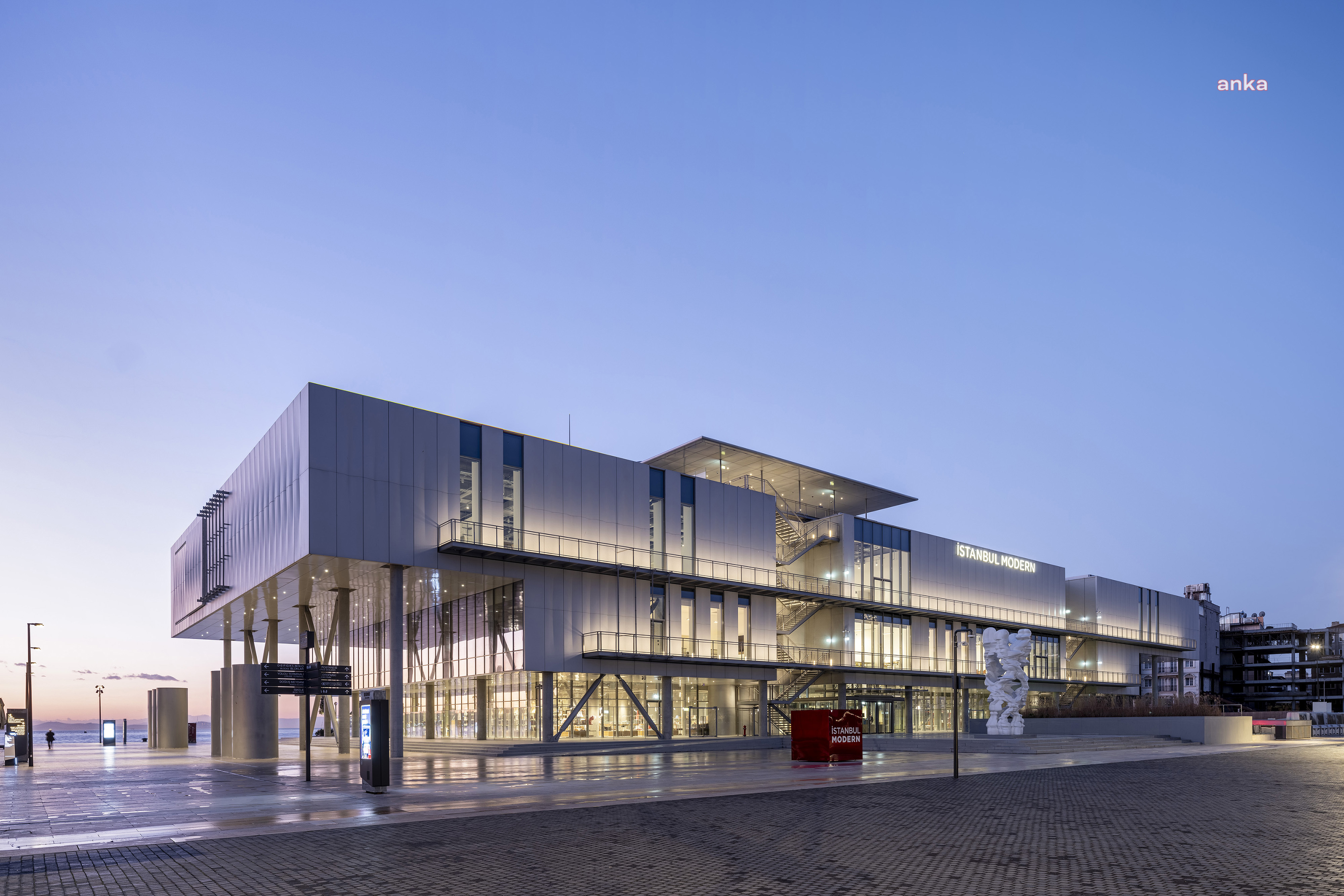 İSTANBUL MODERN’İN YENİ BİNASI VE SERGİLERİ YARIN ZİYARETE AÇILIYOR