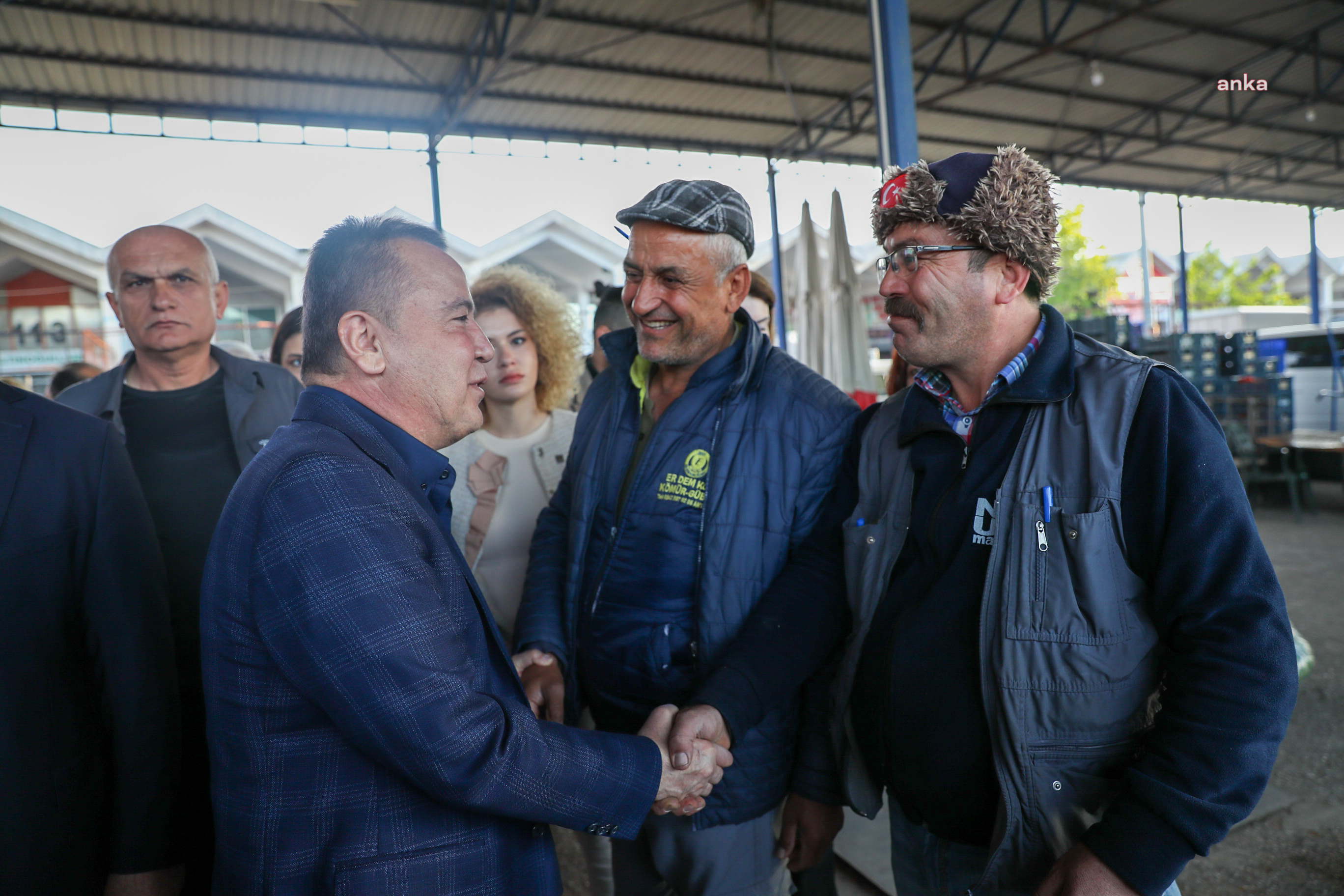 ANTALYA BÜYÜKŞEHİR BELEDİYE BAŞKANI BÖCEK’TEN HAL ESNAFINA ZİYARET: “ÇOK YAKINDA BAHARI BİRLİKTE YAŞAYACAĞIZ”