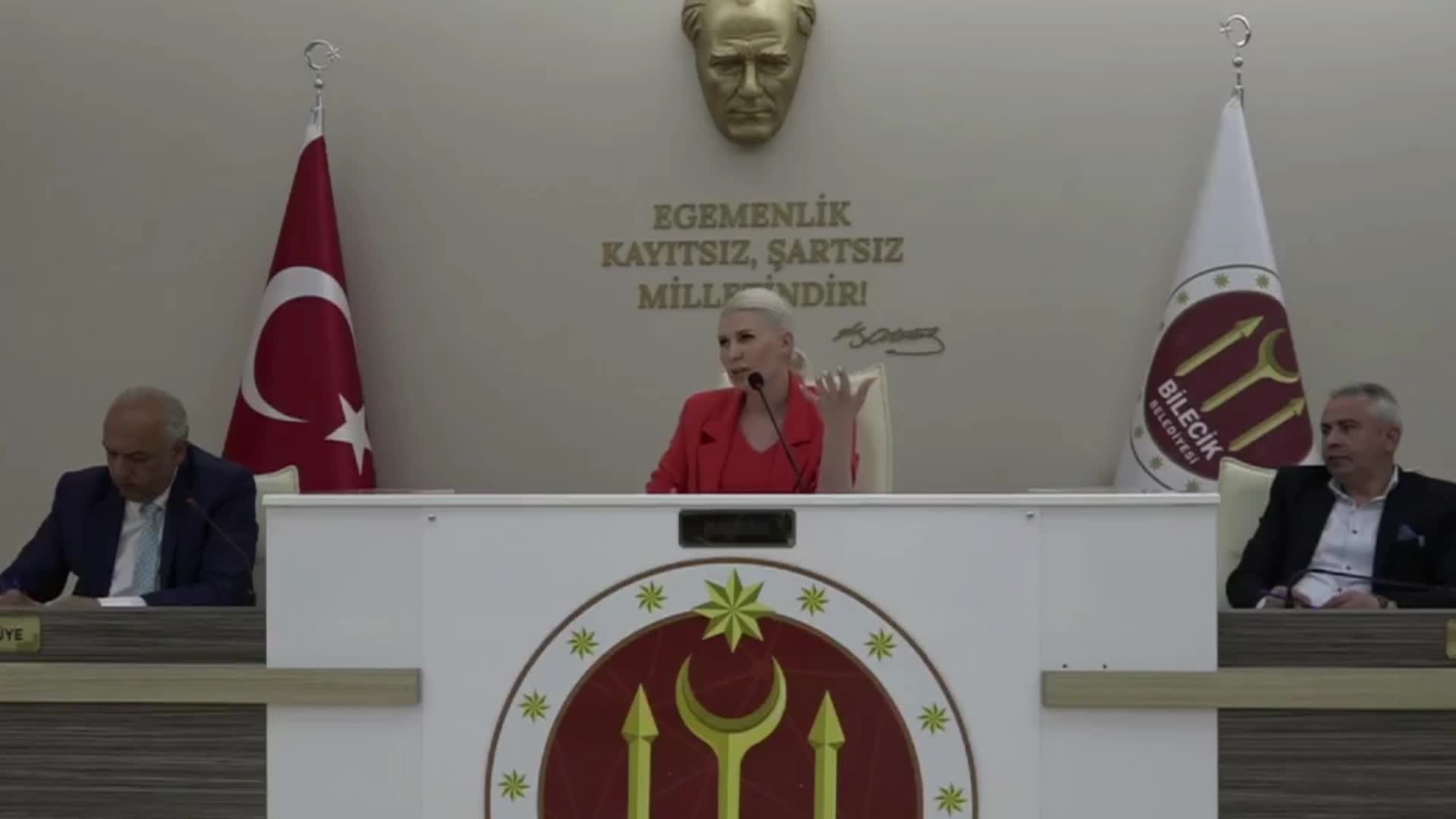 BİLECİK BELEDİYE BAŞKAN VEKİLİ MELEK MIZRAK SUBAŞI, AKP İL BAŞKANI SERKAN YILDIRIM’IN KENDİSİNE “TERS KELEPÇE İLE GİDERSİN” DEDİĞİNİ ÖNE SÜRDÜ