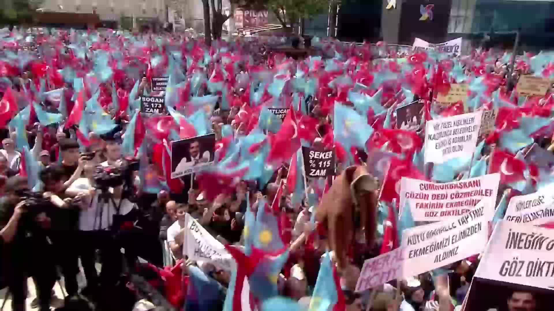 MANSUR YAVAŞ'TAN ALPAY ÖZALAN'A: "KASLARI BEYNİNDEN FAZLA GELİŞMİŞ TROL BİR MİLLETVEKİLİ VAR. BENİM SÖZLERİMİ KESMİŞ"