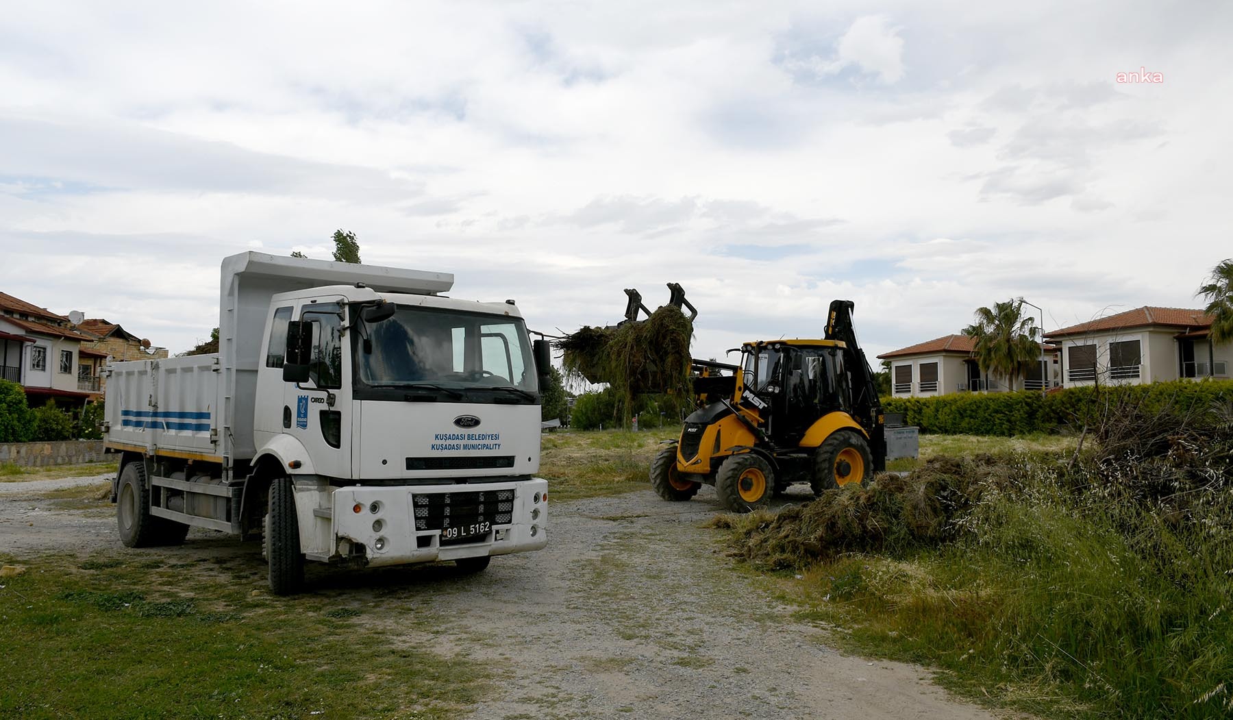 KUŞADASI BELEDİYESİ, DAVUTLAR VE GÜZELÇAMLI MAHALLELERİNDE TEMİZLİK ÇALIŞMASI BAŞLATTI