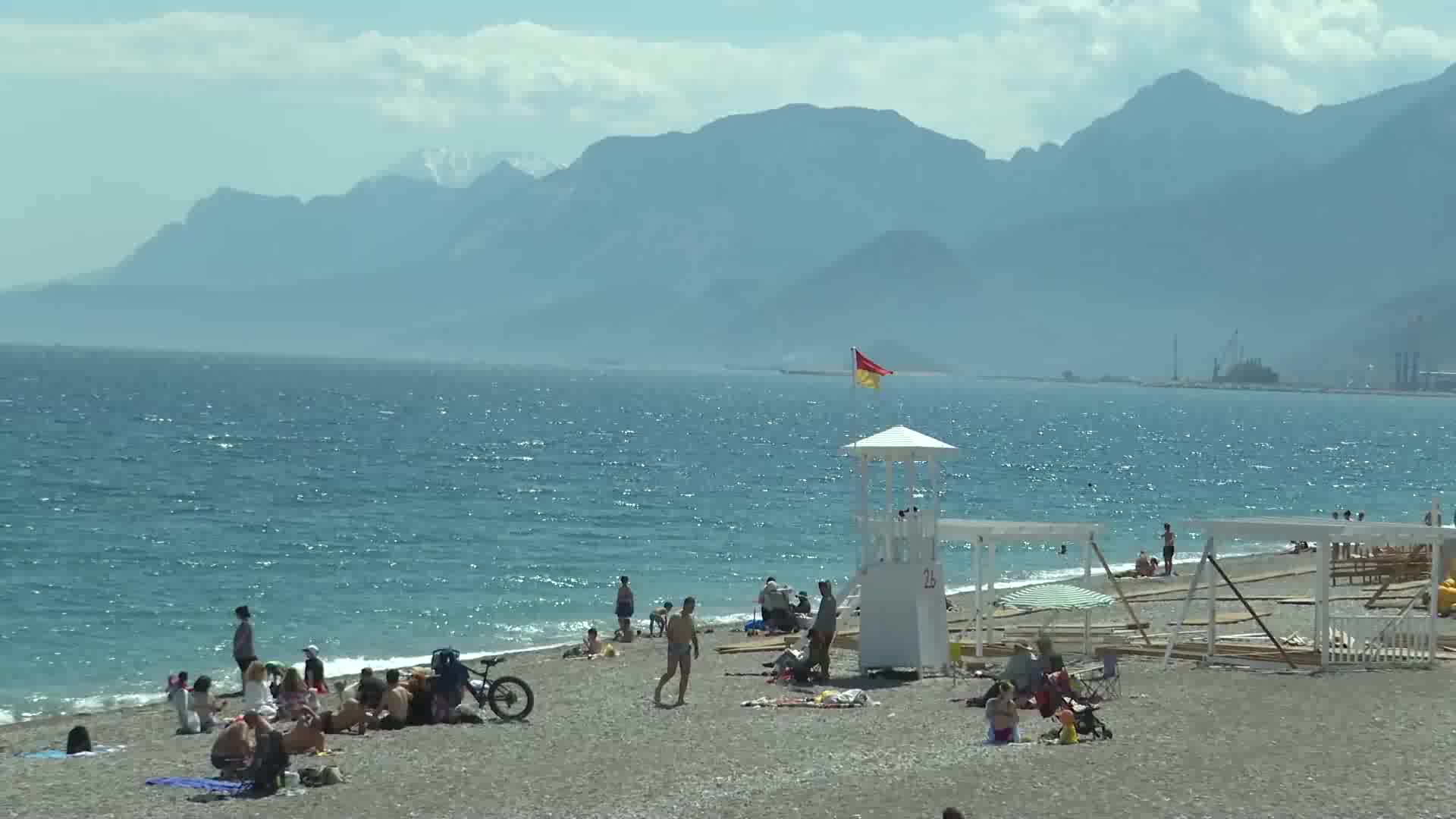 KONYAALTI SAHİLİ’NDE SEZON HAZIRLIKLARI SONA YAKLAŞTI