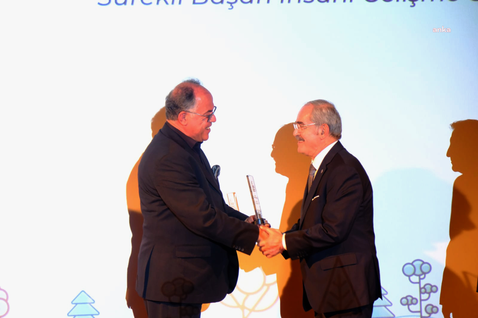 YILMAZ BÜYÜKERŞEN, ‘SÜREKLİ BAŞARI İNSANİ GELİŞME ÖDÜLÜ’NE LAYIK GÖRÜLDÜ