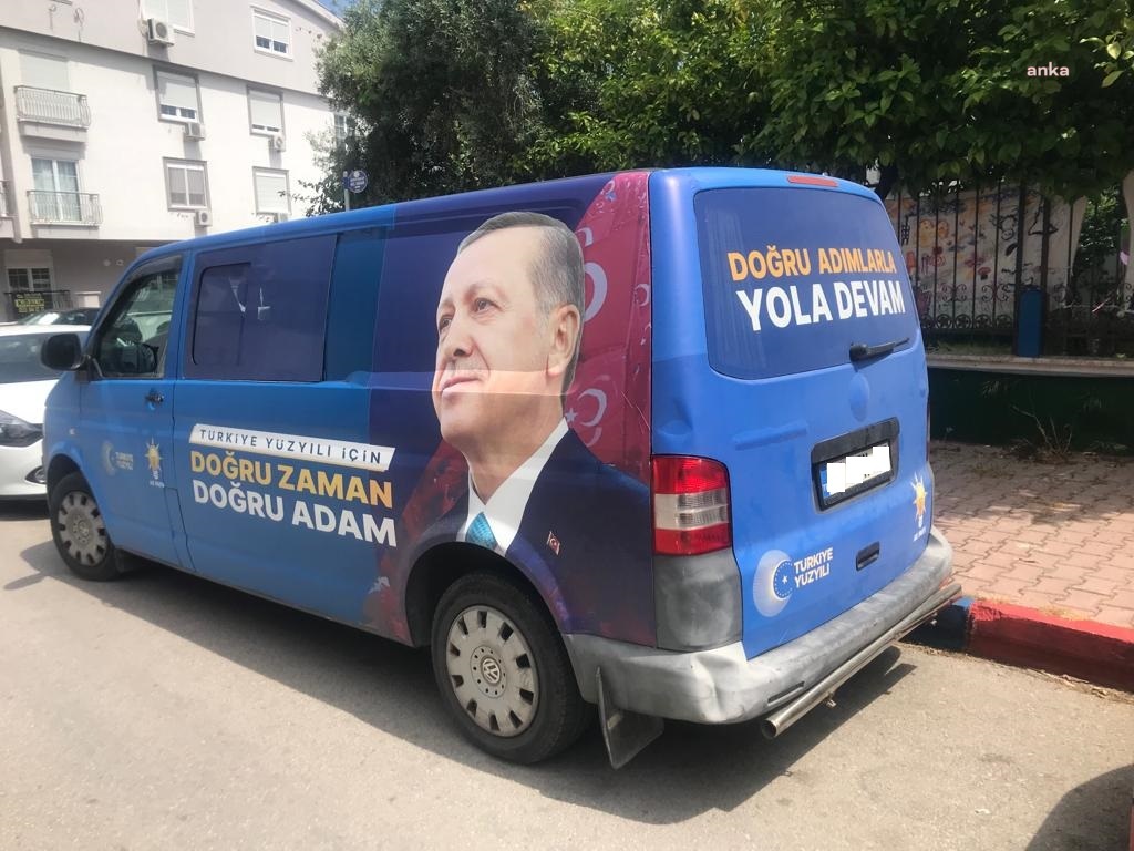 İLÇE SEÇİM KURULU, ERDOĞAN’IN SEÇİM KANUNU’NU İHLAL EDEN TÜRK BAYRAKLI GÖRSELİNİN KALDIRILMASINA KARAR VERDİ