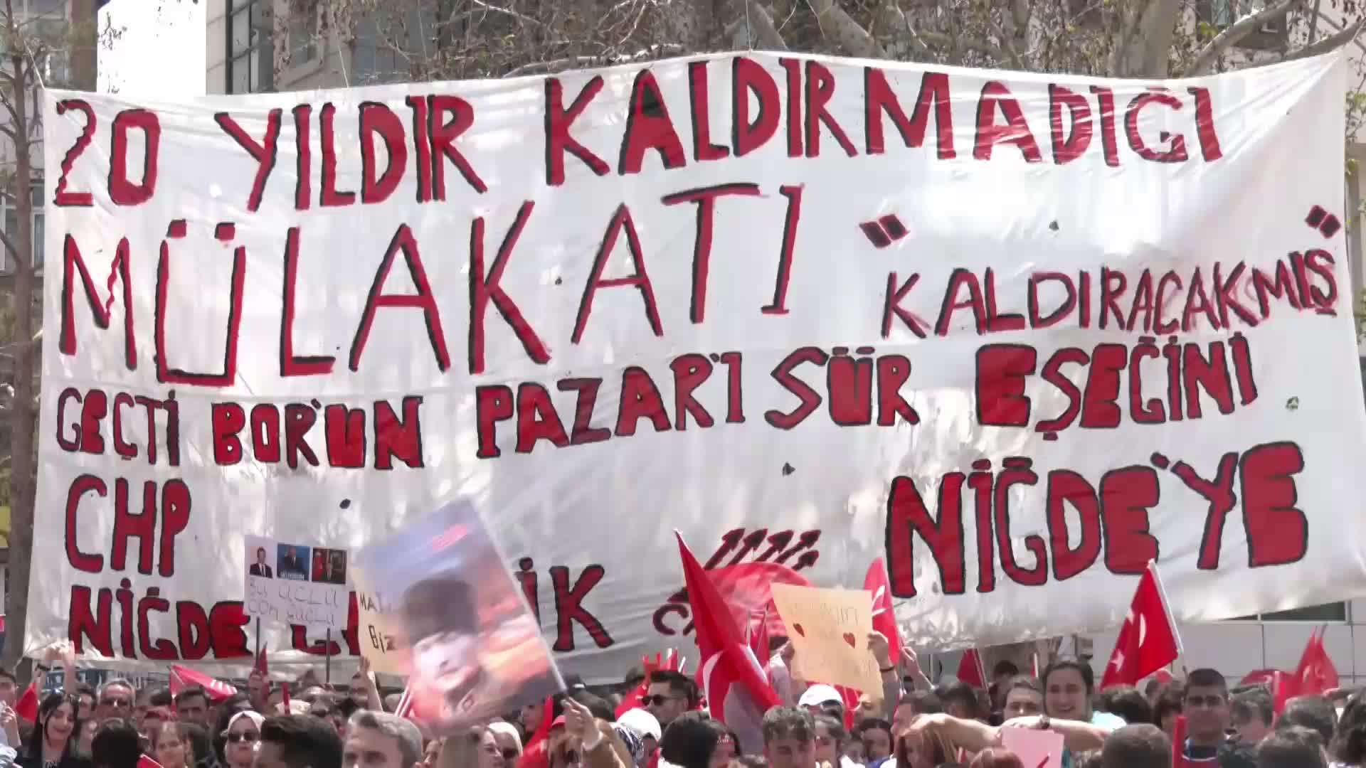 KILIÇDAROĞLU’NUN NİĞDE MİTİNGİ…KILIÇDAROĞLU’NU GÖRMEK İÇİN AĞACA ÇIKAN YURTTAŞ: EMEKLİ AÇ, KÖYLÜ AÇ. DEĞERLİ KARDEŞLERİM, BU ZULÜMDEN KURTULACAĞIZ