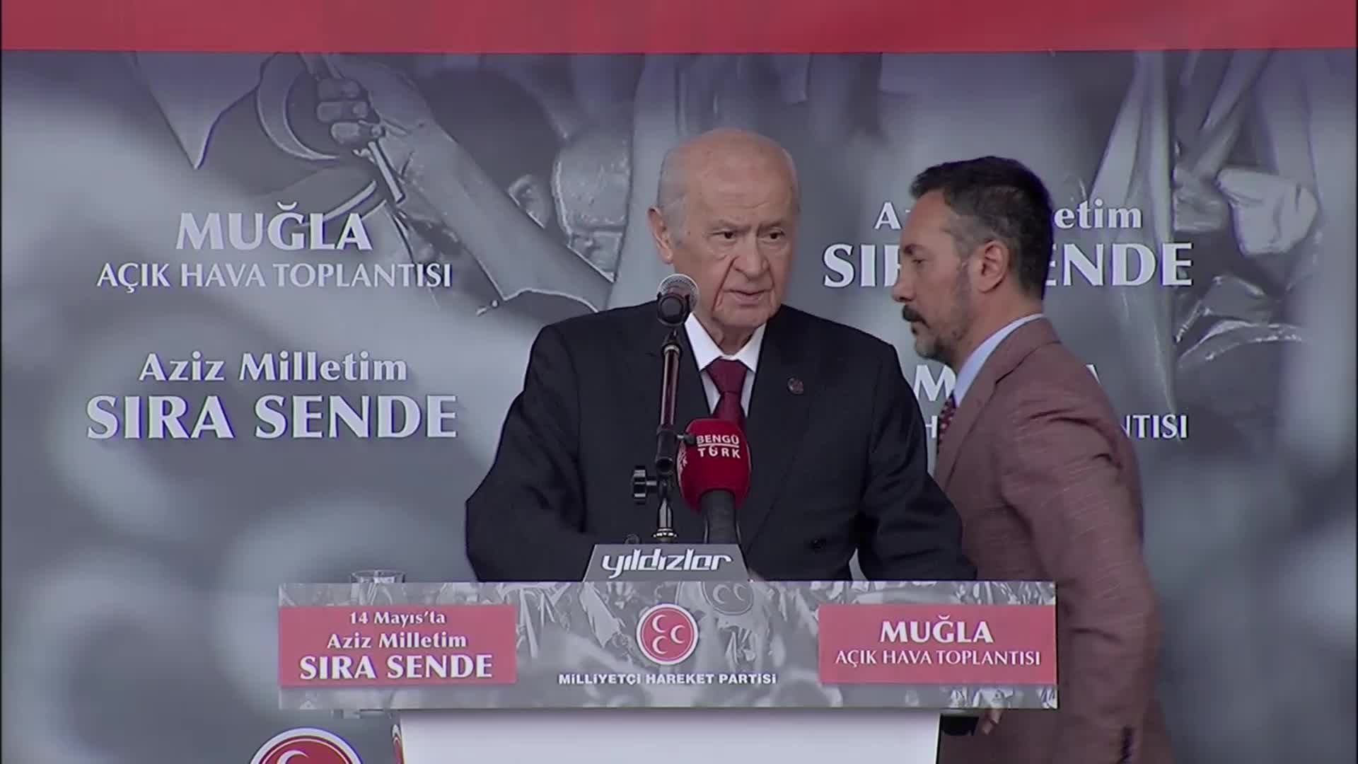 DEVLET BAHÇELİ, MUĞLA’DA: “ÖLMÜŞ VE ORTADAN KALKMIŞ BİR SİSTEM GÜÇLENDİRİLEMEZ. GÜÇLENDİRİLMİŞ PARLAMENTER SİSTEM’İ TEKRAR UYGULAMAYI HEDEFLEMEK, HAYAL TACİRLİĞİDİR”