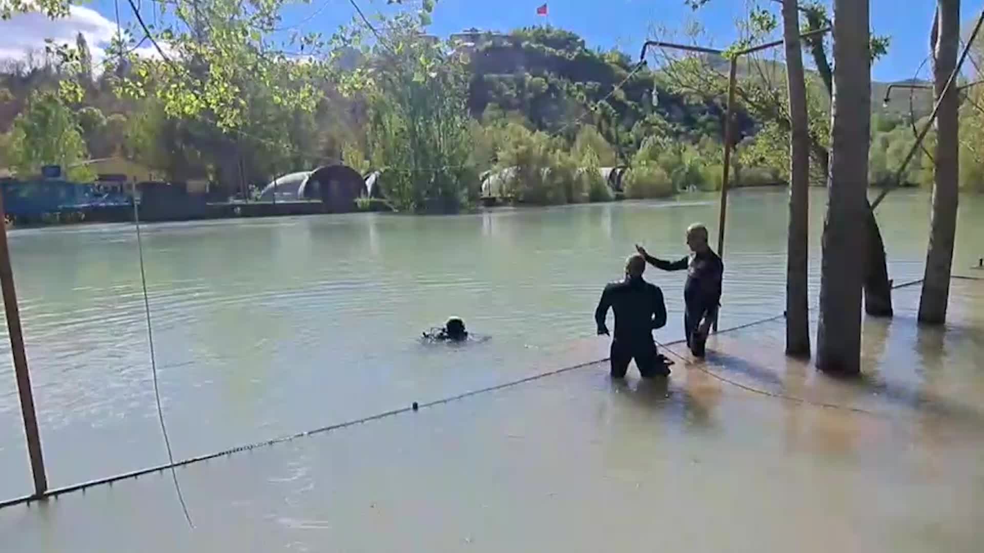 İZMİR’DEN GİDEN DALGIÇLAR, MUNZUR ÇAYI’NDA KAYBOLAN 3 KİŞİYİ ARIYOR