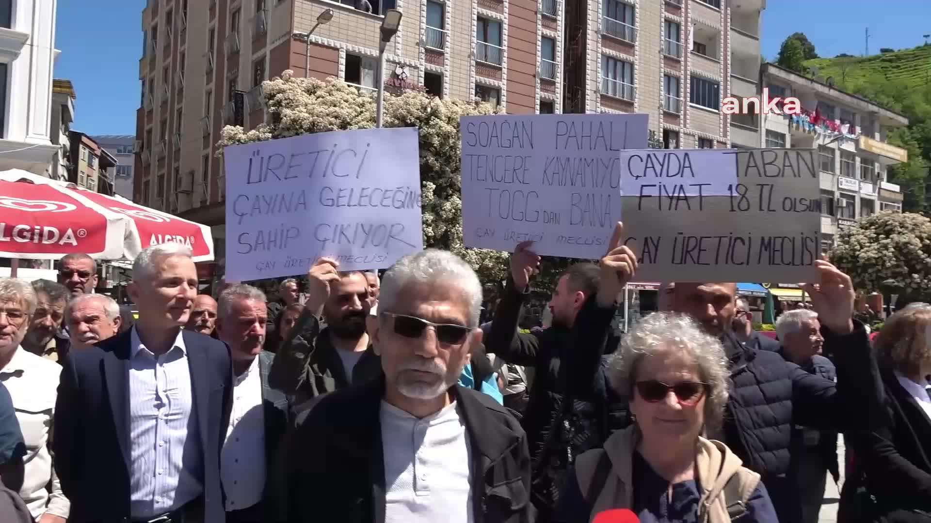 RİZELİ ÇAY ÜRETİCİLERİ, CUMHURBAŞKANI ERDOĞAN’IN AÇIKLADIĞI ÇAY FİYATINI PROTESTO ETTİ: "ANNELER ÇOCUKLARINA HARÇLIK VEREMİYOR"
