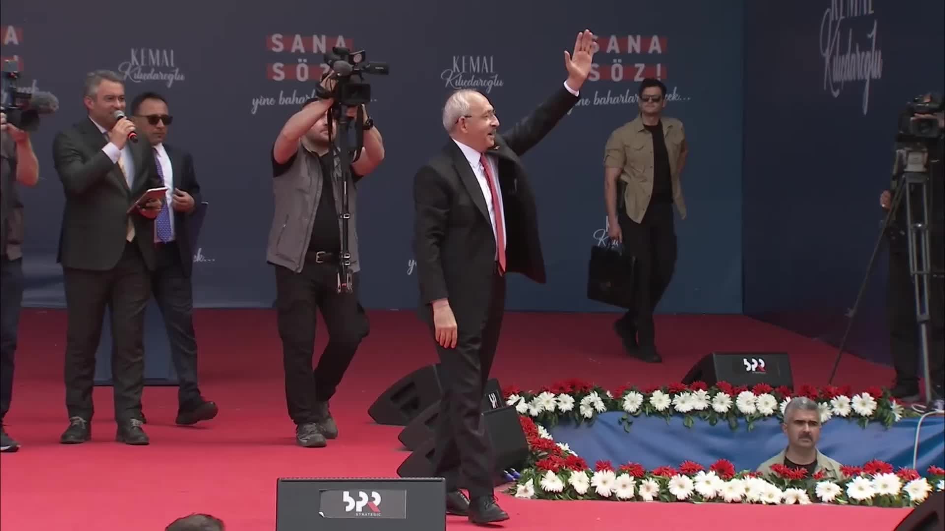 KEMAL KILIÇDAROĞLU, MERSİN'DE: "BU KARDEŞİNİZ, BÜTÜN HAYATINI ADALETE ADAMIŞ BİR İNSANDIR"