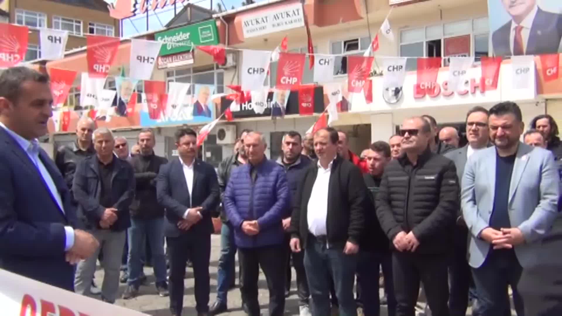 BARIŞ KARADENİZ'DEN BELEDİYENİN DÜKKANLARINI GENİŞLETMESİ İÇİN EYLEM YAPAN SANAYİ ESNAFINA DESTEK: "15 MAYIS SABAHI BU İŞİN NASIL YAPILACAĞINI ARKADAŞLARA GÖSTERECEĞİZ”