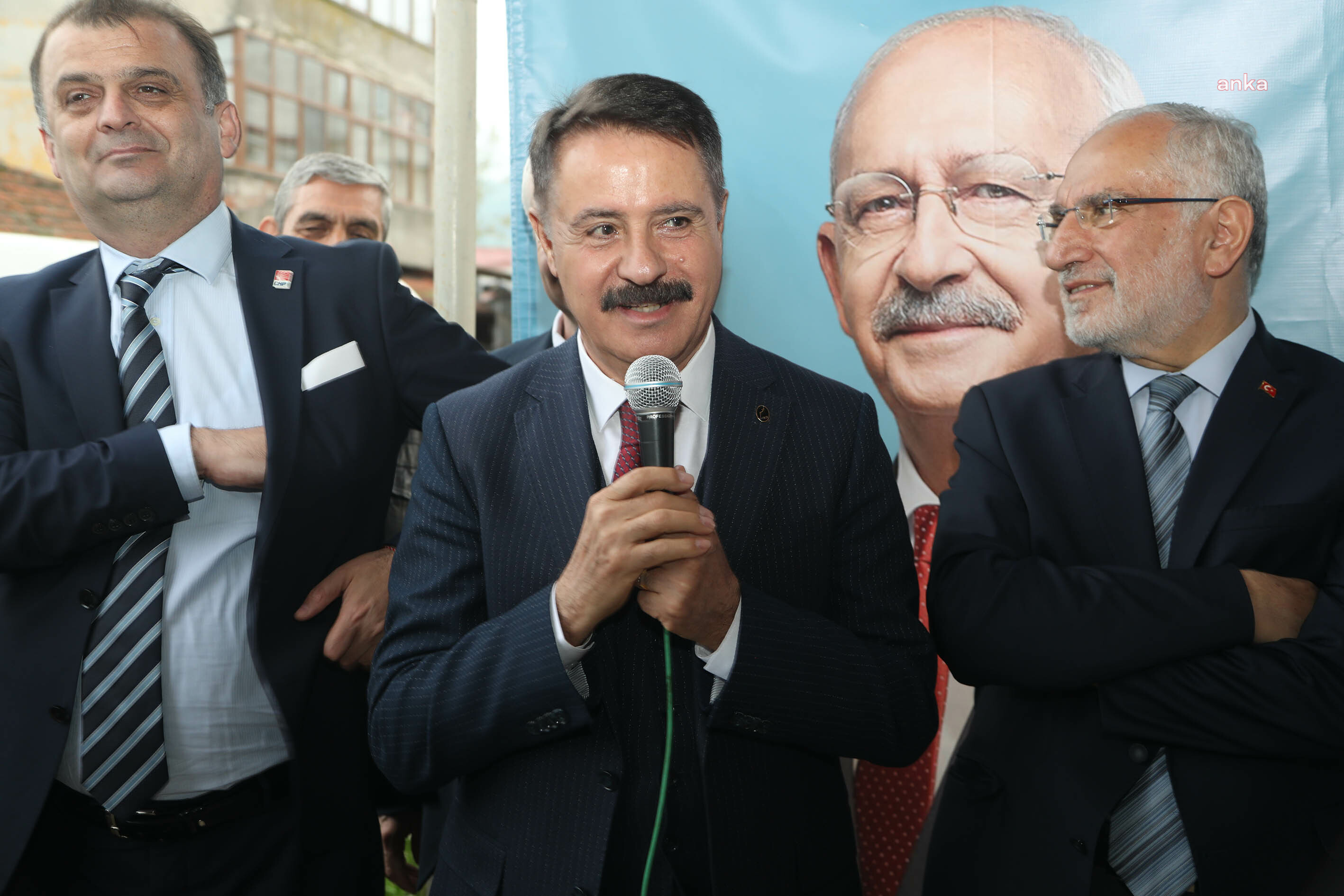 ATAKUM BELEDİYE BAŞKANI DEVECİ: “GENÇLERİNİZ, ÇOCUKLARINIZ, TORUNLARINIZ TOPRAĞINIZDA, KENTİNİZDE KALSIN. ÇOCUKLARINIZIN HAKKINI YİYORSUNUZ”