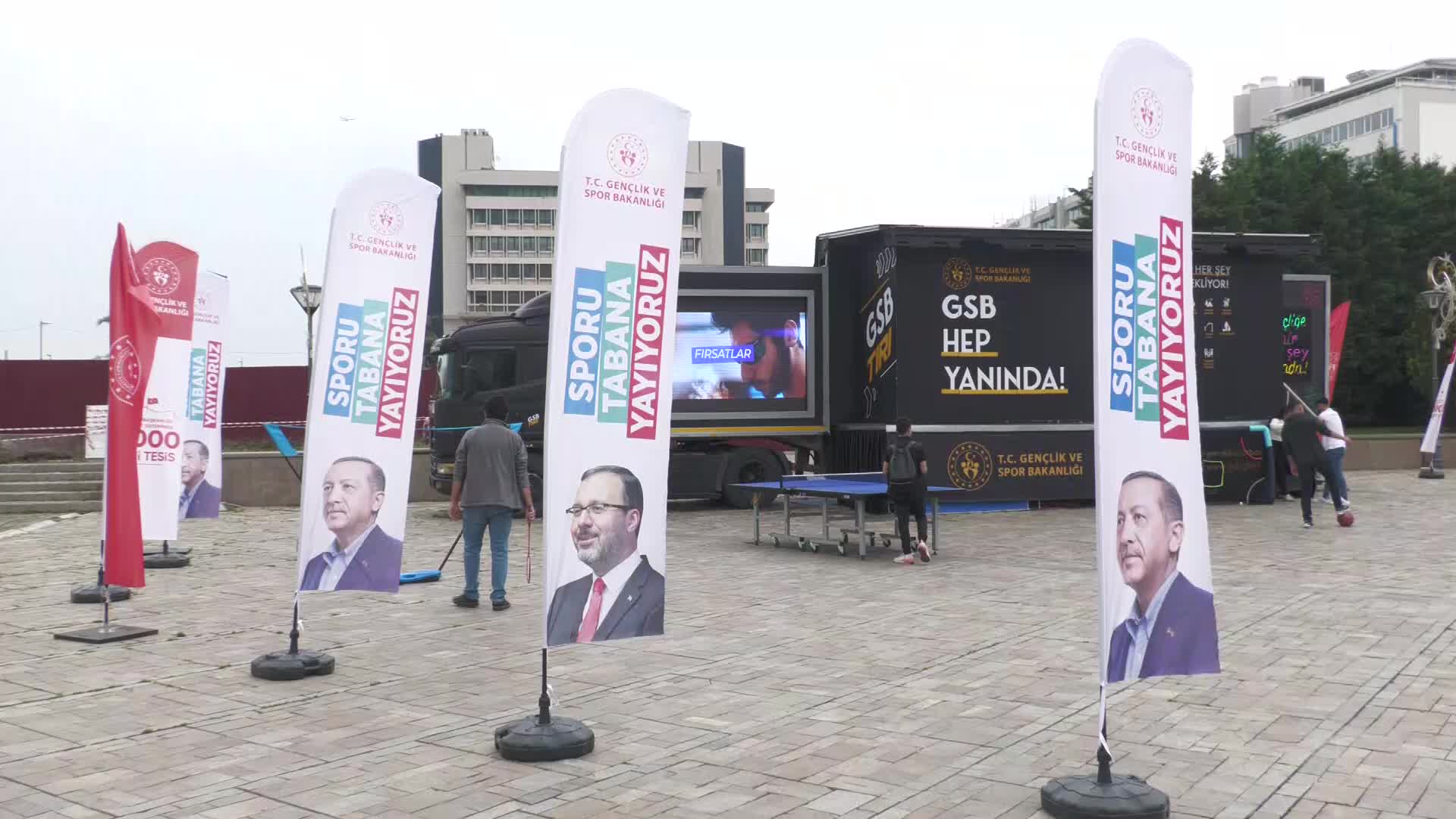 İZMİR’DE, GENÇLİK VE SPOR BAKANLIĞI’NIN TANITIM TIR’INA TEPKİ: “PARAVAN GİBİ KULLANILARAK ARKADA BİR SEÇİM PROPAGANDASI YAPILDIĞI ÇOK AÇIK”