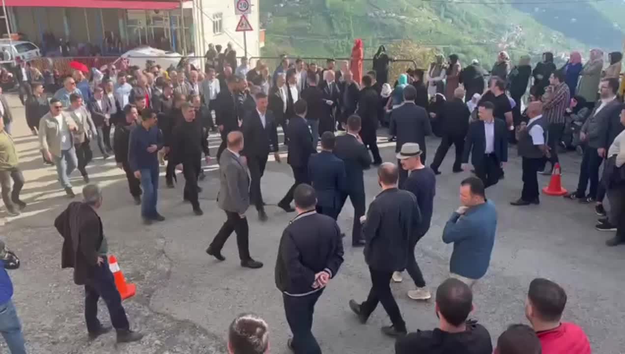 TRABZON'DAKİ KAZADA HAYATINI KAYBEDENLERİN CENAZESİNDE BELEDİYE BAŞKANINA TEPKİ