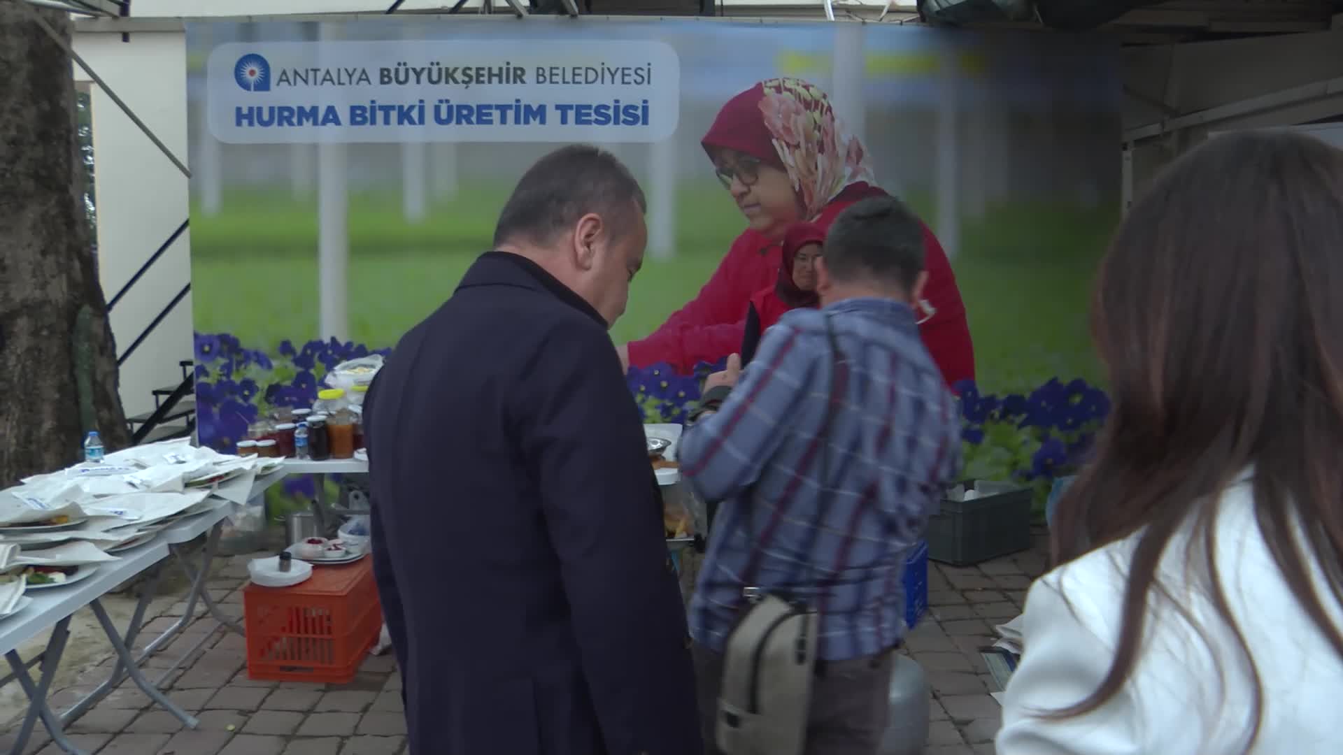 SELVİ KILIÇDAROĞLU, ANTALYA'DA KREŞİ ZİYARET ETTİ, GÜL FİDANI DİKTİ: "ÇOCUKLAR HEP GÜLSÜN, NEŞESİNİ HİÇ KAYBETMESİN DİYE TÜM ÇABAMIZ"