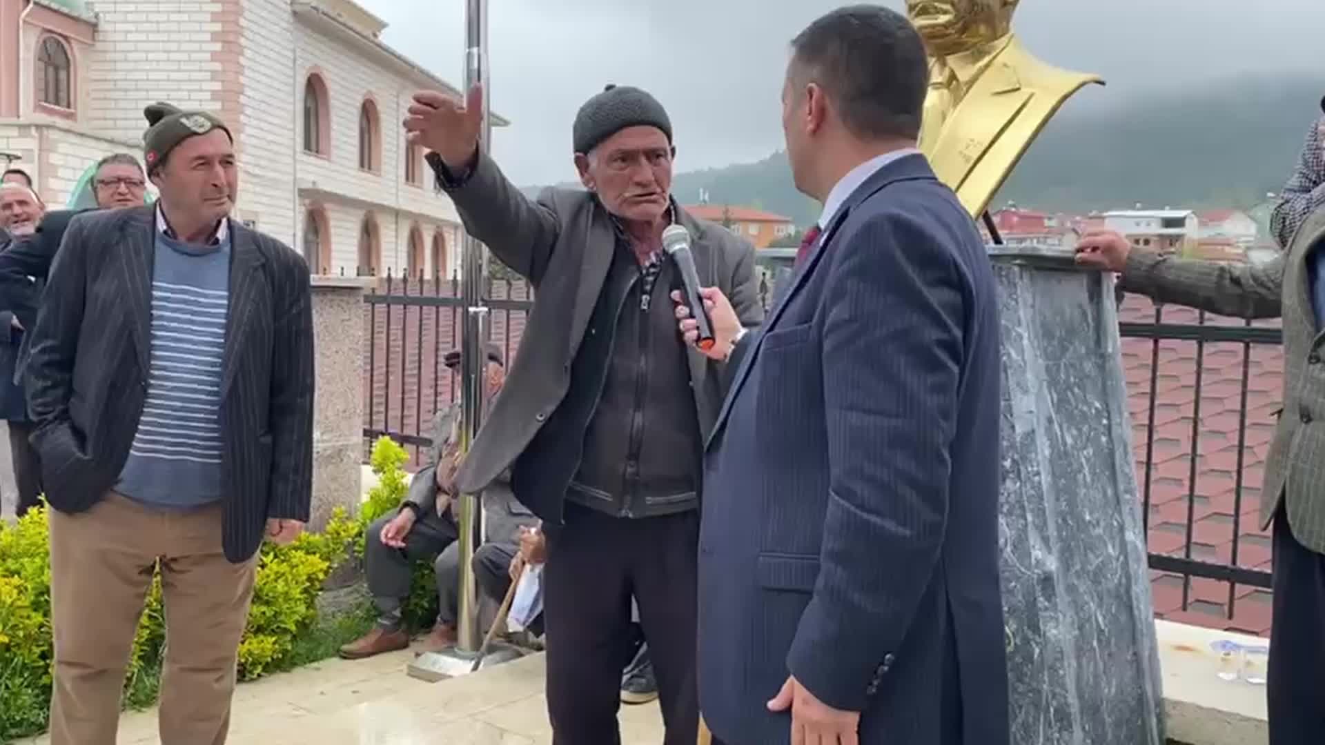 BURSALI YURTTAŞTAN TEPKİ: "DOKTORLAR OLMASAYDI BENİM GELİNİM ŞİMDİ TOPRAĞIN ALTINA GİRECEKTİ. SAĞLIKÇILAR GİDERSE GİTSİN... SIĞIR GİDİYOR SANKİ"