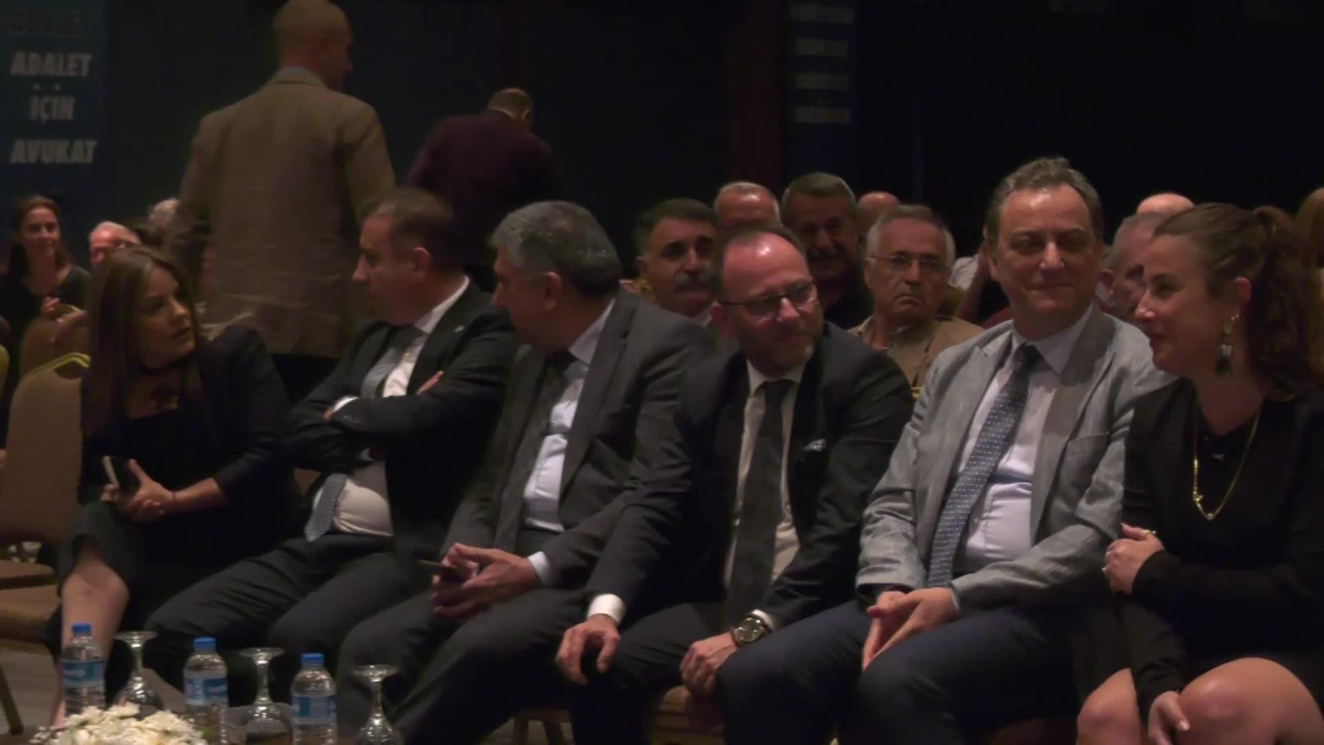 TBB BAŞKANI SAĞKAN: "ÜLKEMİZİN EN KARANLIK DÖNEMLERİNDE, DEMOKRASİDEN EN ÇOK UZAKLAŞILAN ANLARINDA 'HUKUKSUZLUĞUN TAM DA KARŞISINDAYIZ' DEME CÜRETİNİ GÖSTEREN AVUKATLAR HER ZAMAN VAR OLACAKLAR"