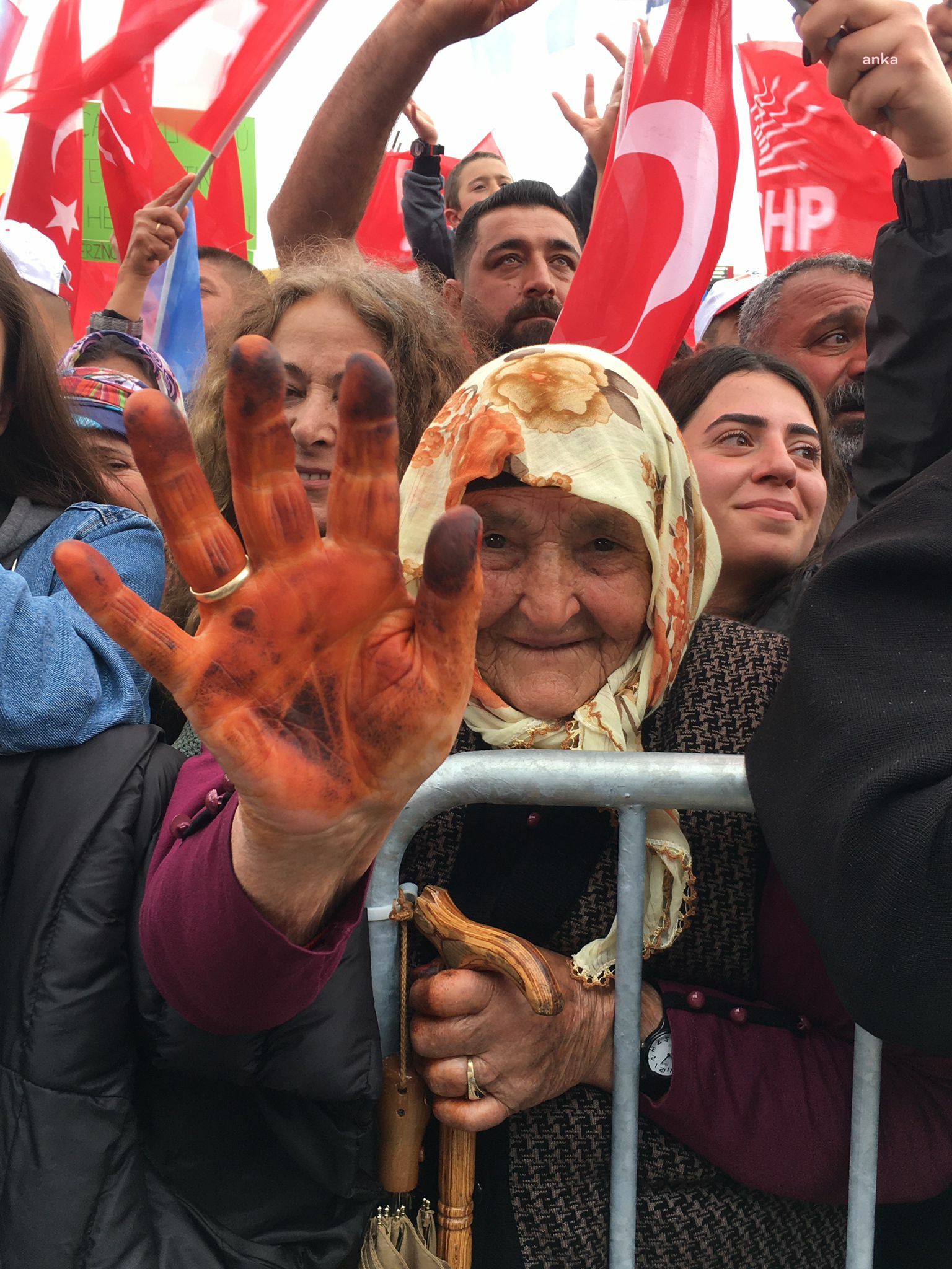 KILIÇDAROĞLU’NUN ERZİNCAN MİTİNGİNE KATILAN YAŞLI VATANDAŞ: “ARTIK SIRA SENİN KILIÇDAROĞLU, MİLLETİN HALİNE BAK”