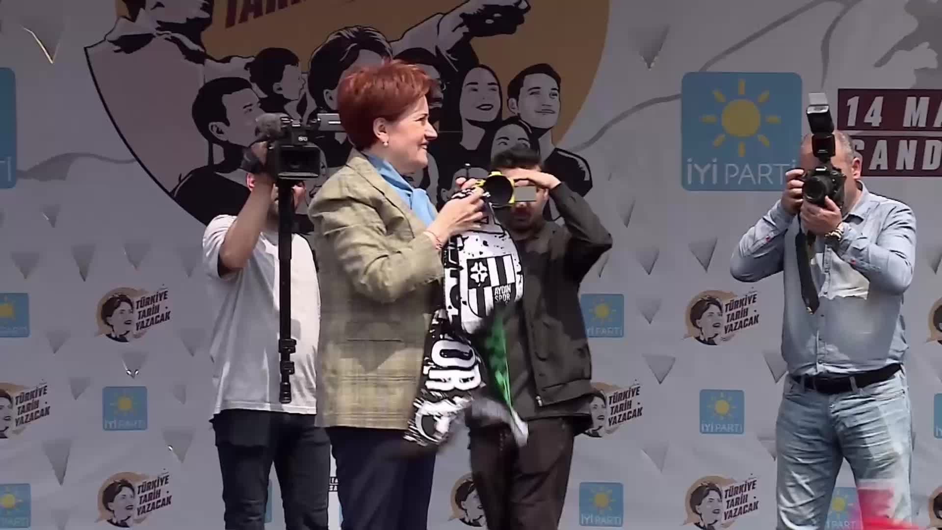 MERAL AKŞENER, AYDIN’DA: “DEDİ Kİ ‘BUNLAR İŞGALCİ GÜÇLER.’ MUHTEREM, İSTİKLAL MÜCADELESİ VERENİN CEBİNDE HARAM OLMAZ… 8 GÜN KALDI, BU KAFAYI KIRMIŞLARDAN KURTULUYORUZ”