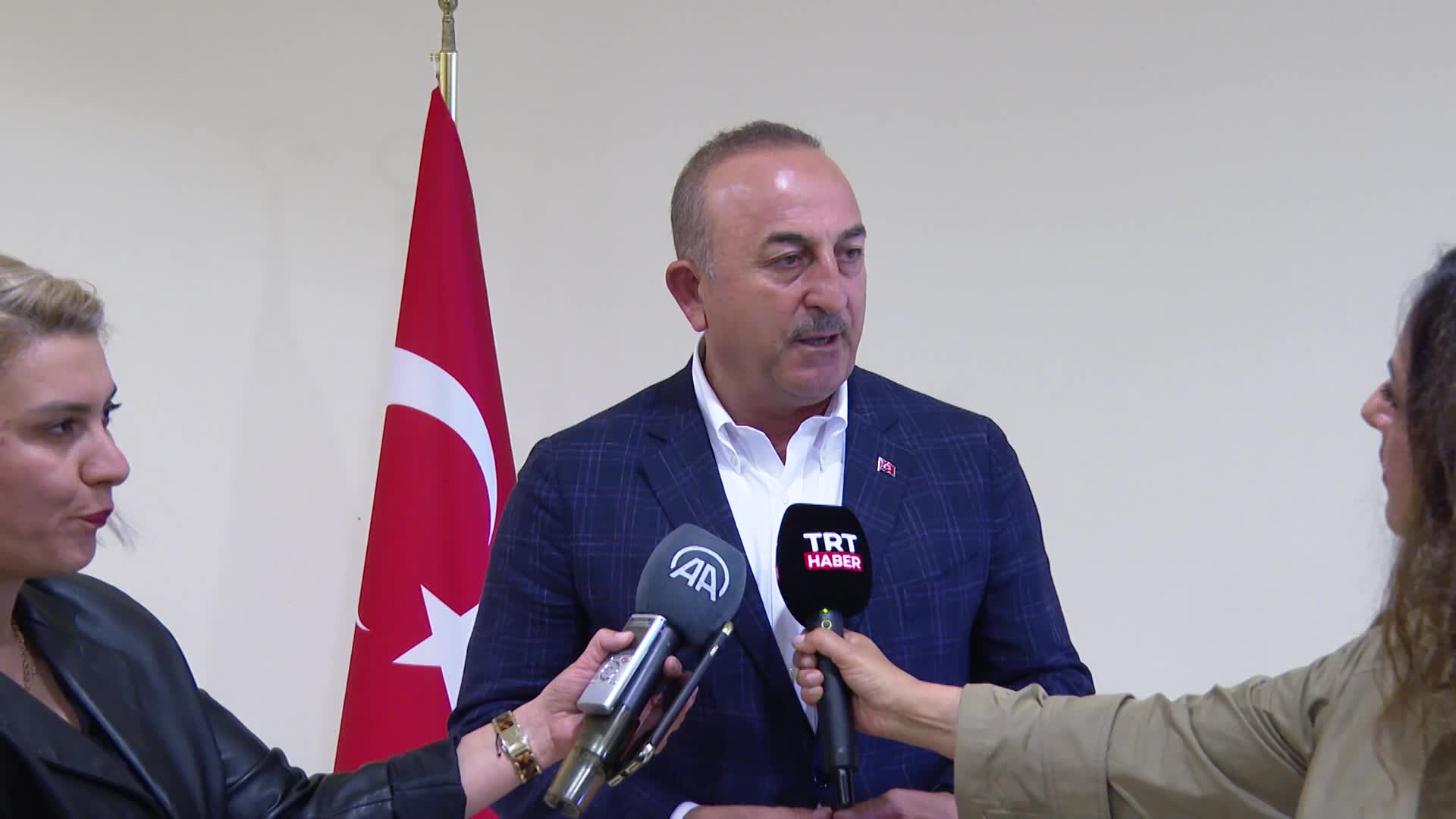 MEVLÜT ÇAVUŞOĞLU: HİÇBİR KARDEŞİMİZDE, BÜYÜKELÇİMİZDE VEYA ÖZEL KUVVETLERİMİZ DAHİL HİÇBİRİNDE BİR YARALANMA YOK, ARAÇTA HASAR VAR