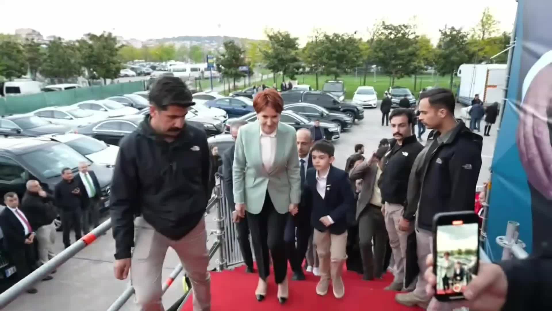 MİLLET İTTİFAKI İSTANBUL MİTİNGİ… AKŞENER: “YEŞİLDAĞ AİLESİNİN FERDİ BİR KASET YAYINLADI. BİZE SÖVMEK YERİNE BU VİDEOYU SORGULA BAKALIM. BU BİR MİLYAR DOLAR KİMİN CEBİNE GİRMİŞ? ALİ YEŞİLDAĞ’IN İDDİASINA GÖRE SENİN”
