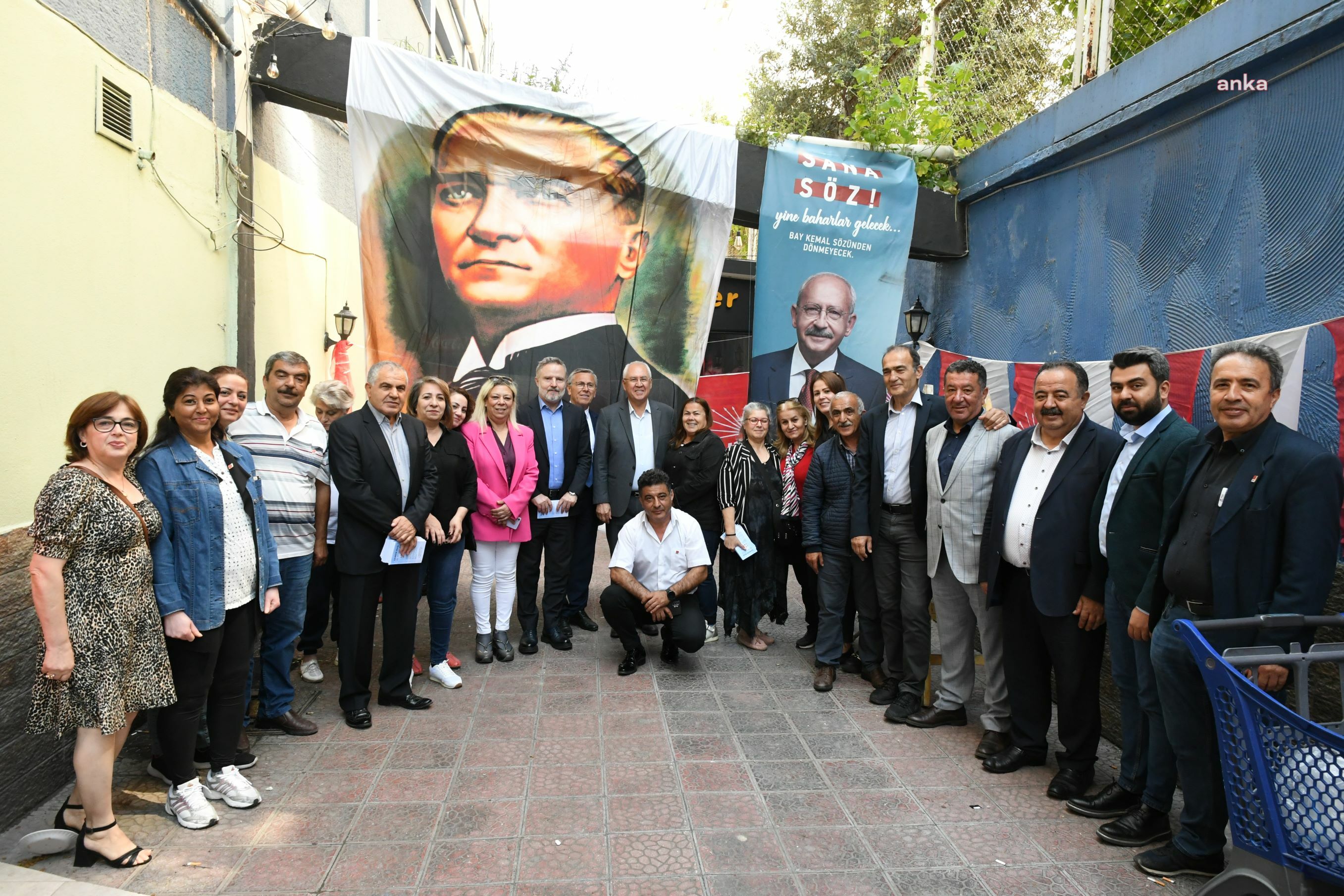 KARABAĞLAR BELEDİYE BAŞKANI SELVİTOPU, SANDIK GÖREVLİLERİYLE DAYANIŞMA KAHVALTISINDA BULUŞTU