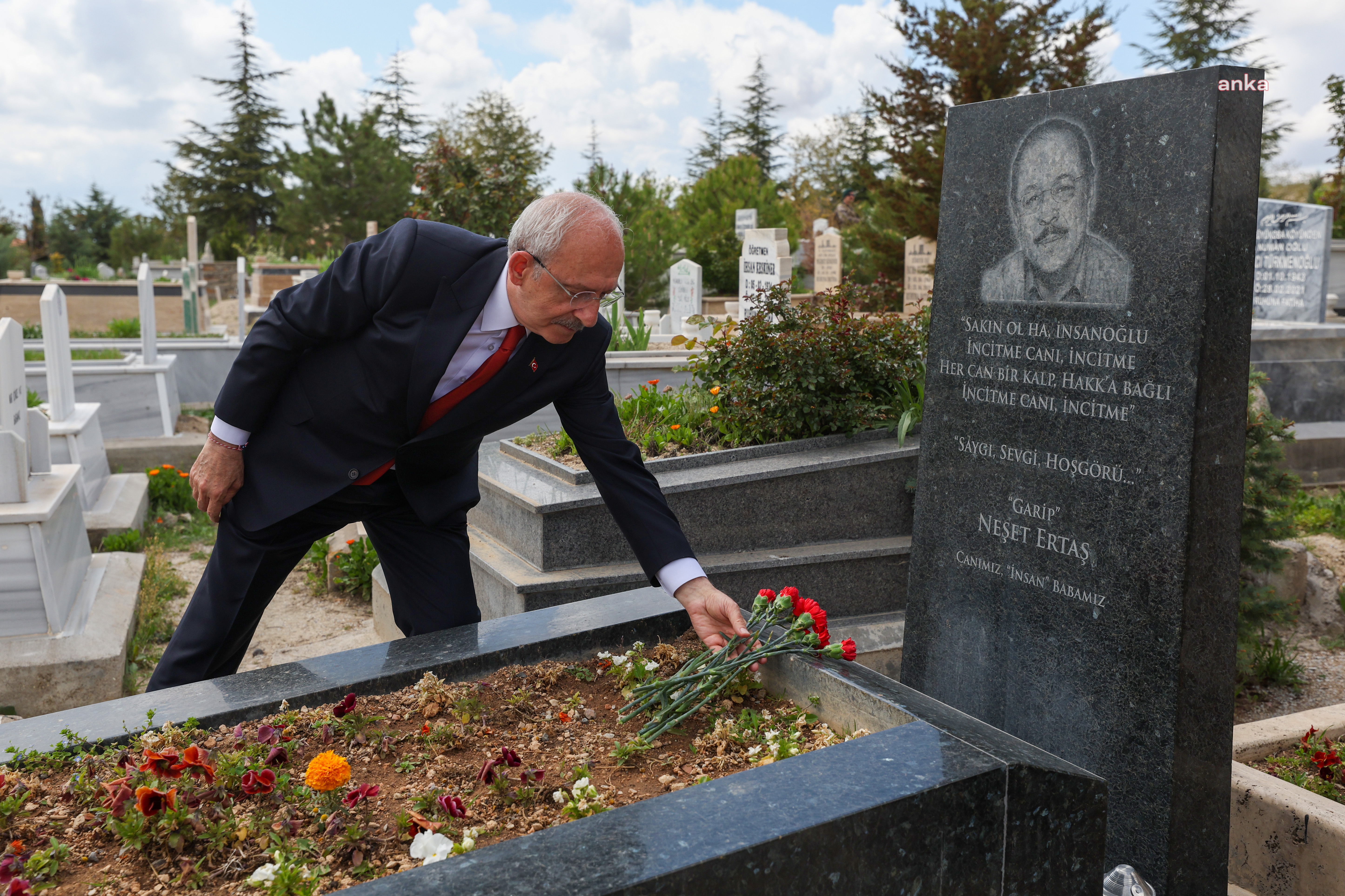KILIÇDAROĞLU, MUHARREM ERTAŞ VE NEŞET ERTAŞ’IN MEZARLARINA KARANFİL BIRAKTI, DUA ETTİ