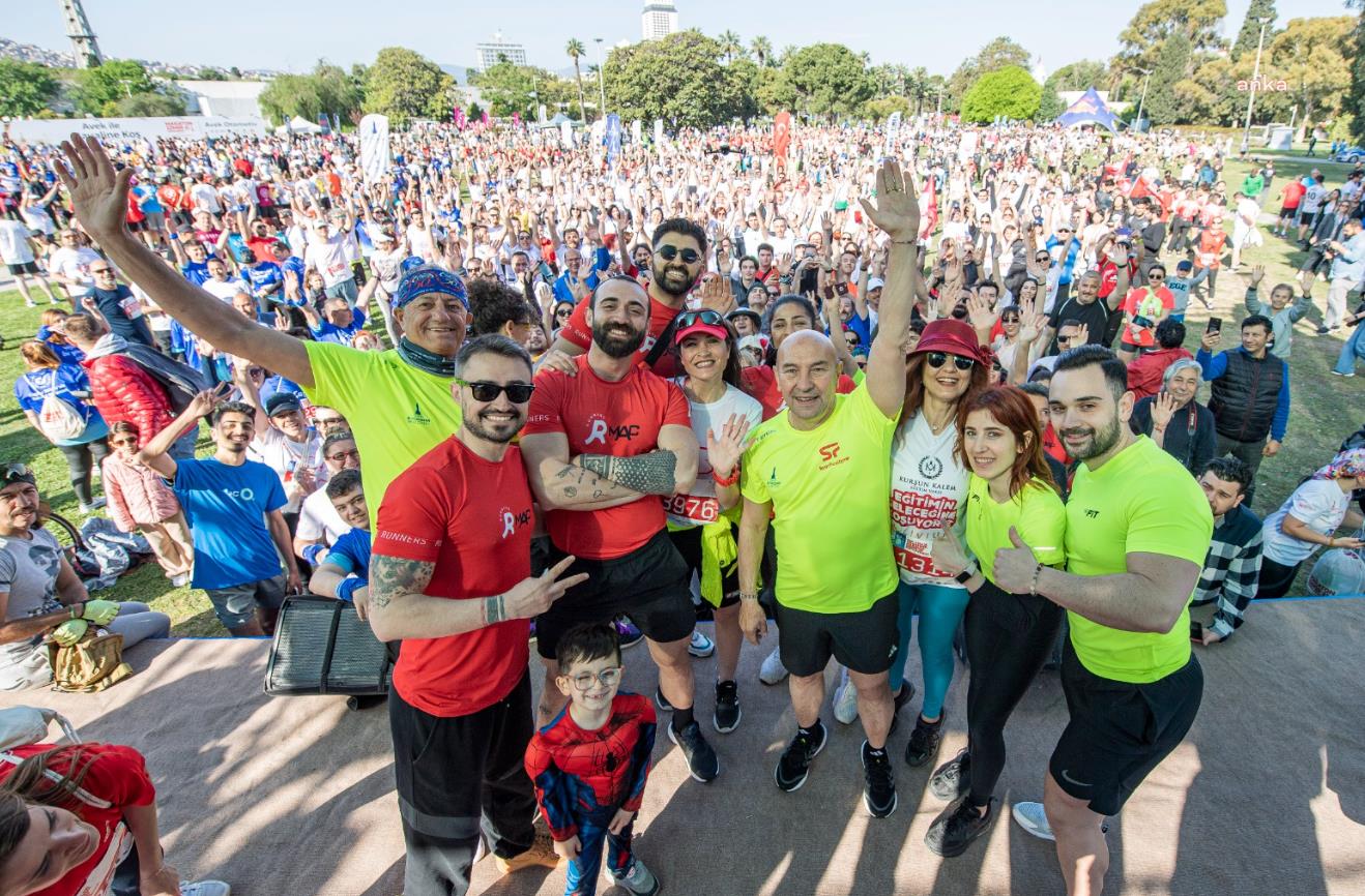 ‘ULUSLARARASI MARATON İZMİR AVEK’, CUMHURİYET’İN 100. YILI ONURUNA KOŞULDU