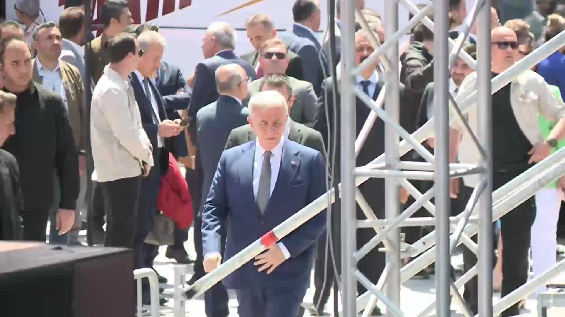 MANSUR YAVAŞ, MANİSA’DA: “20 YIL ÖNCE İLE ŞİMDİKİNİ KIYASLAYIN. İKTİDAR YÖNETİCİLERİNİN BİRÇOĞU 20 YIL ÖNCE NEREDE YAŞIYORDU, ŞİMDİ NEREDE YAŞIYOR”
