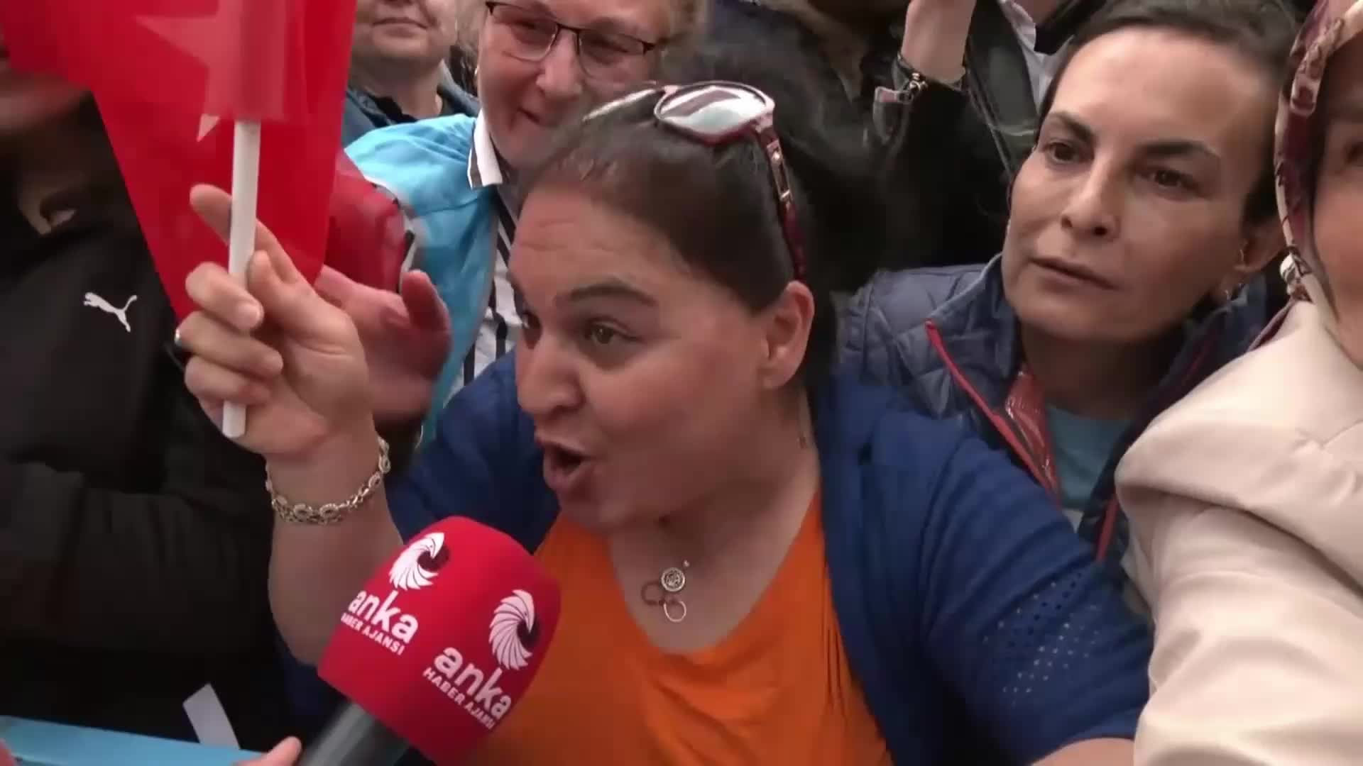 KILIÇDAROĞLU’NUN KIRIKKALE MİTİNGİNE KATILAN YURTTAŞ: “KADINLARI YOK SAYIYORLAR. CUMHURİYET KAZANIMLARIMIZ ELİMİZDEN GİTTİ”