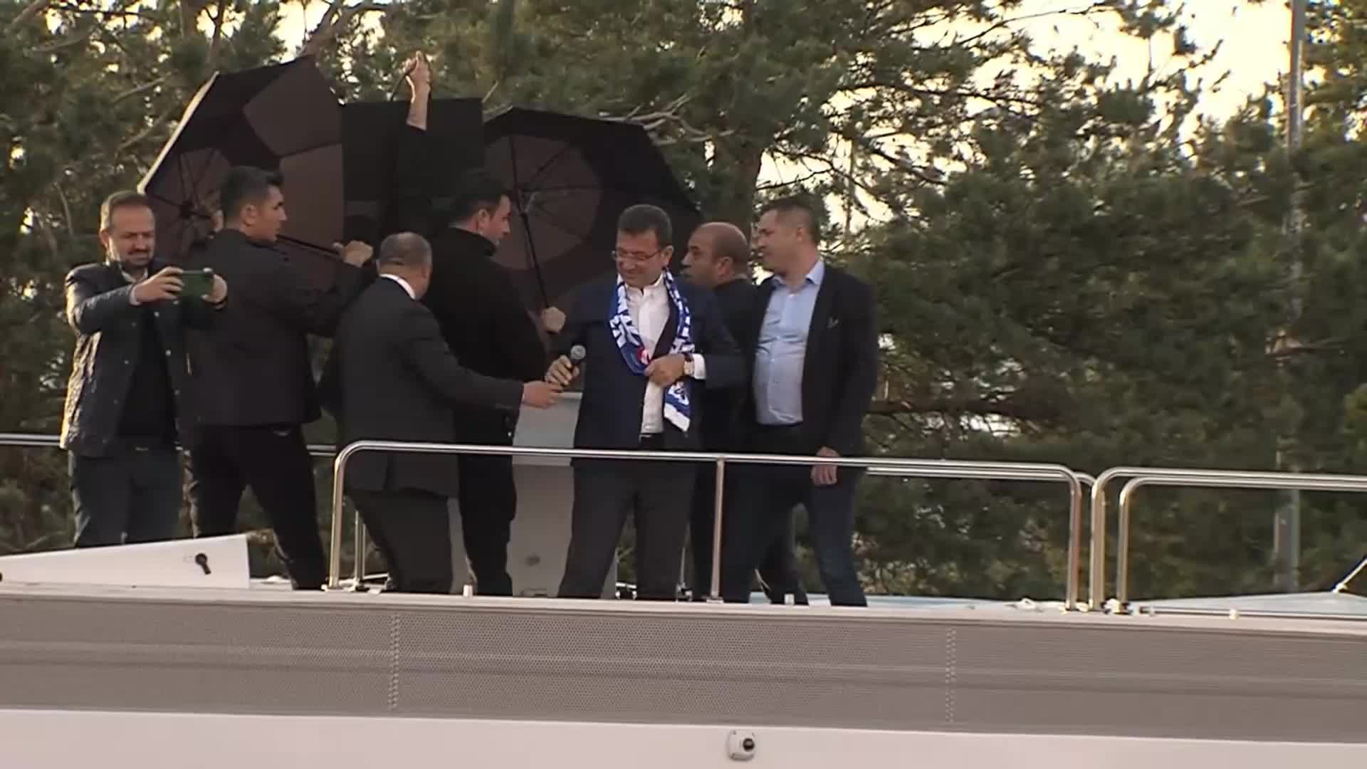 İMAMOĞLU’NUN ERZURUM MİTİNGİNDE TAŞLI PROVOKASYON YAŞANDI: İMAMOĞLU: "SEYREDEN POLİSLER, BİZ DE SİZİ SEYREDİYORUZ"