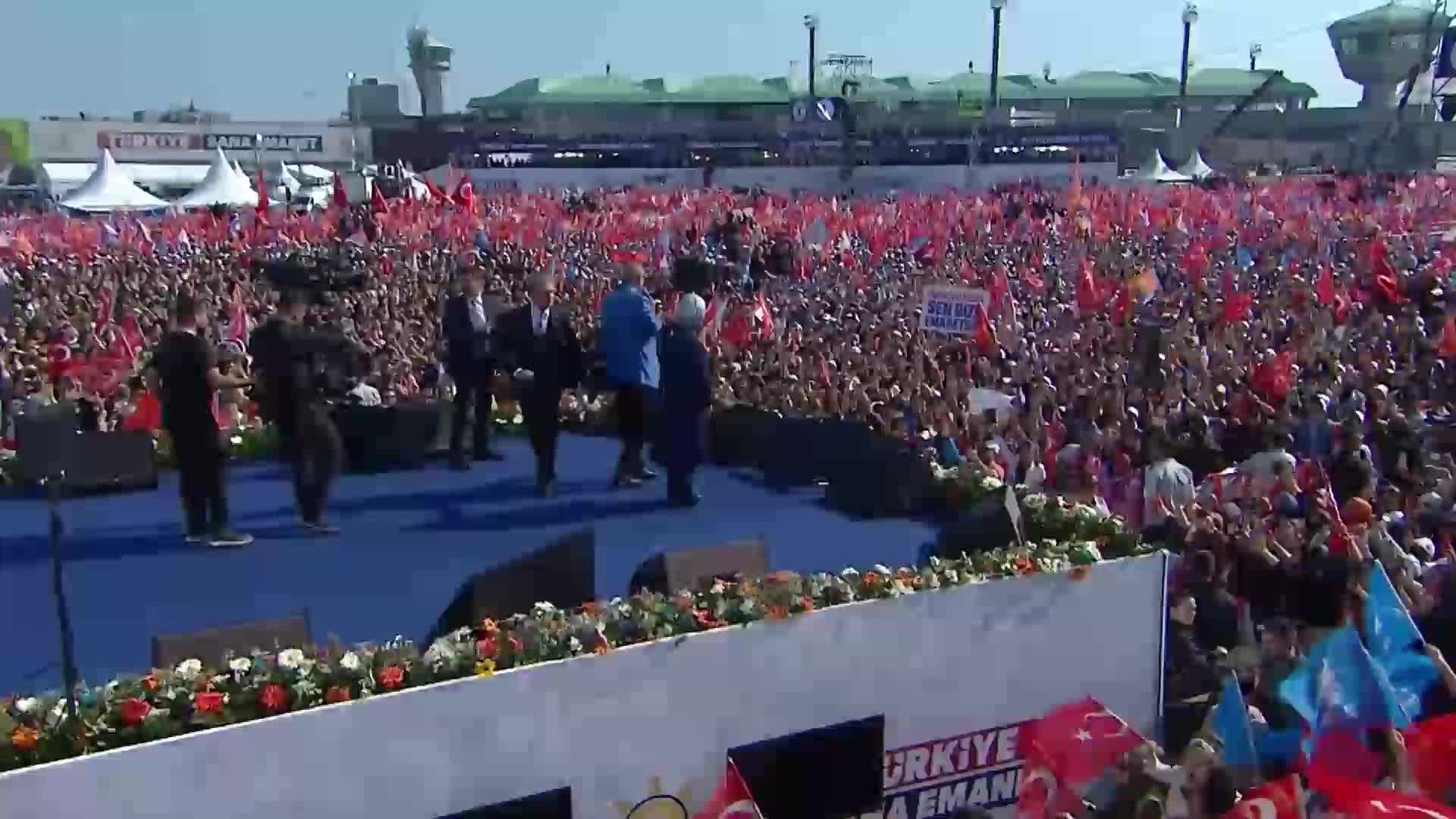 ERDOĞAN: BİR ÖNCEKİ GÜN ERZURUM’DAYDIM. DADAŞLAR, BİZİM OTOBÜSÜN ADETA ÖNÜNÜ KESTİLER, YÜRÜTMÜYORLAR. DADAŞ BU DADAŞ, O YÜRÜ DEMEZSE YÜRÜYEMEZSİN